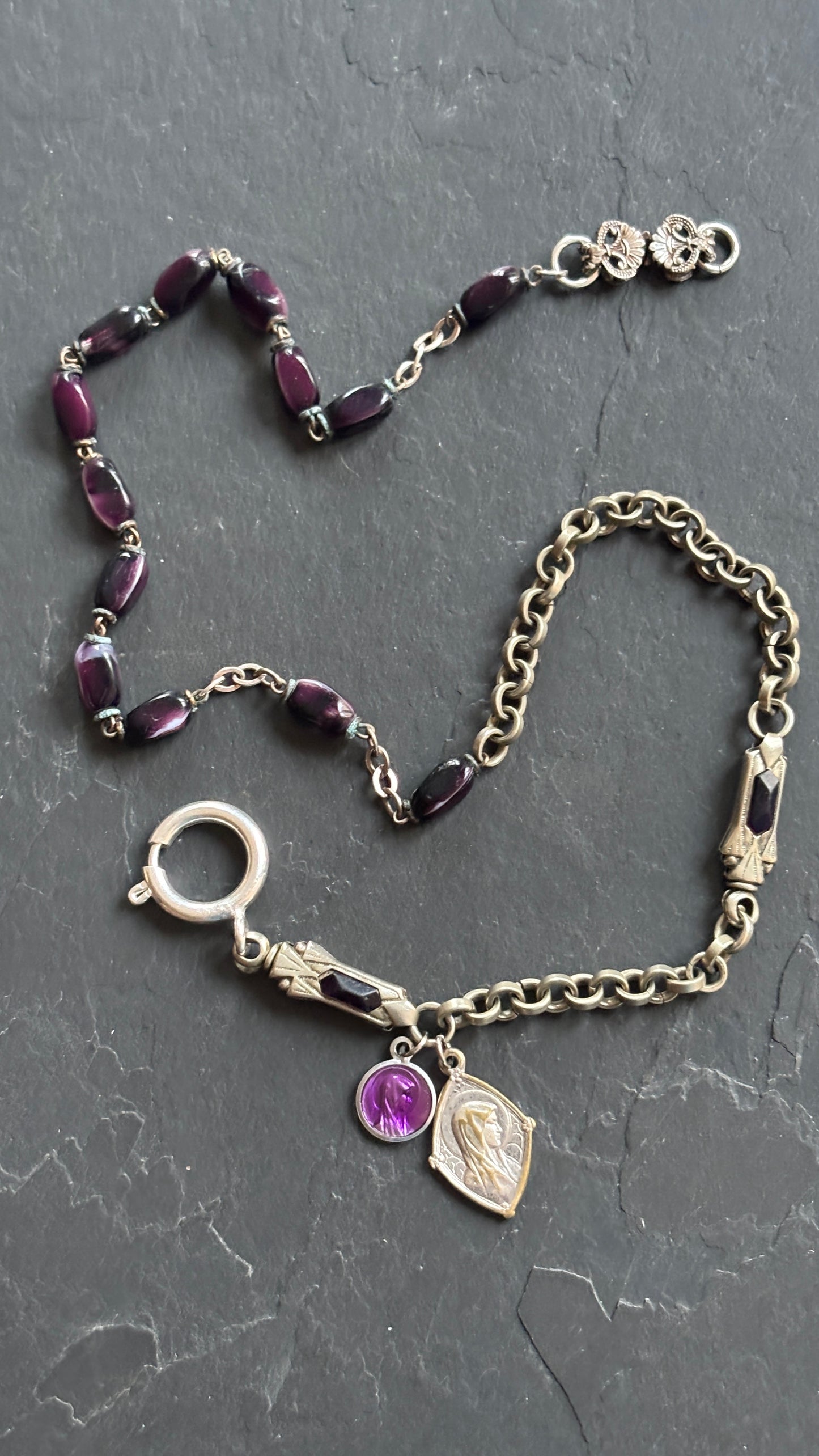 Collier chaîne de montre Art Deco , chapelet violet et médailles