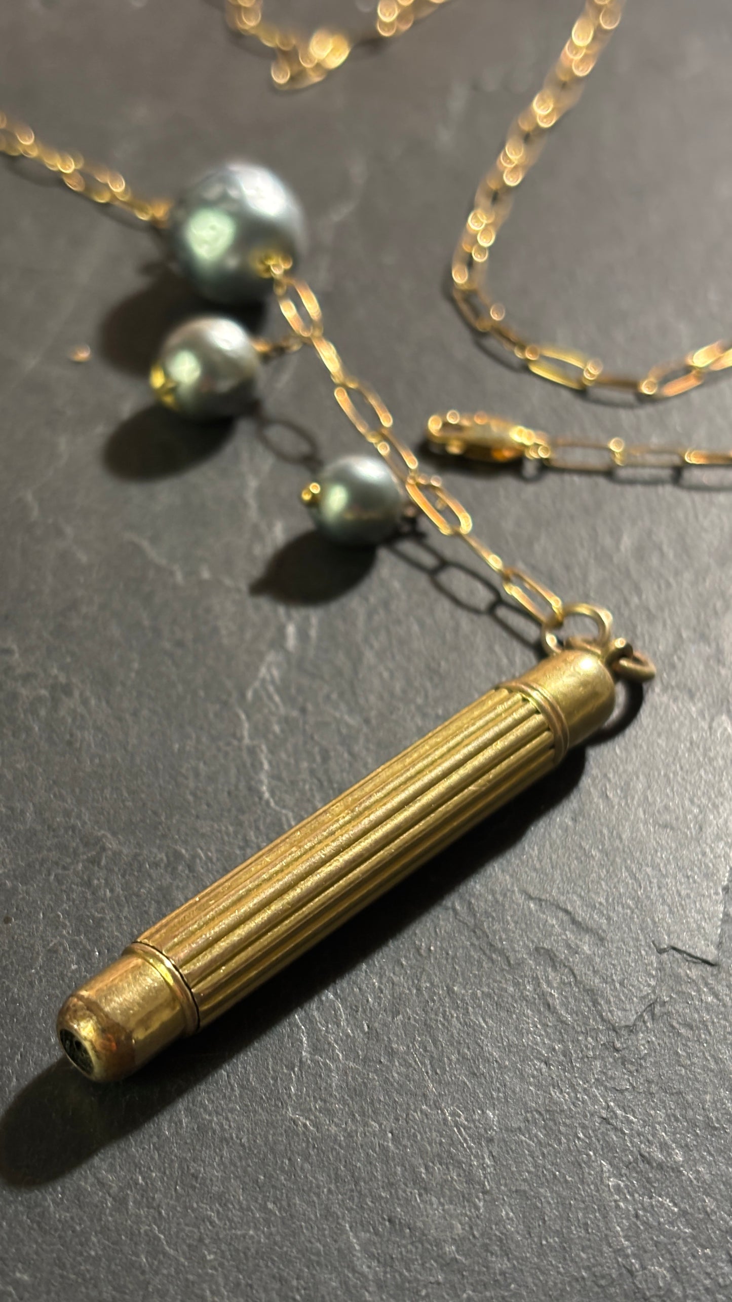 Collier lasso, perles grises, et crayon de bal