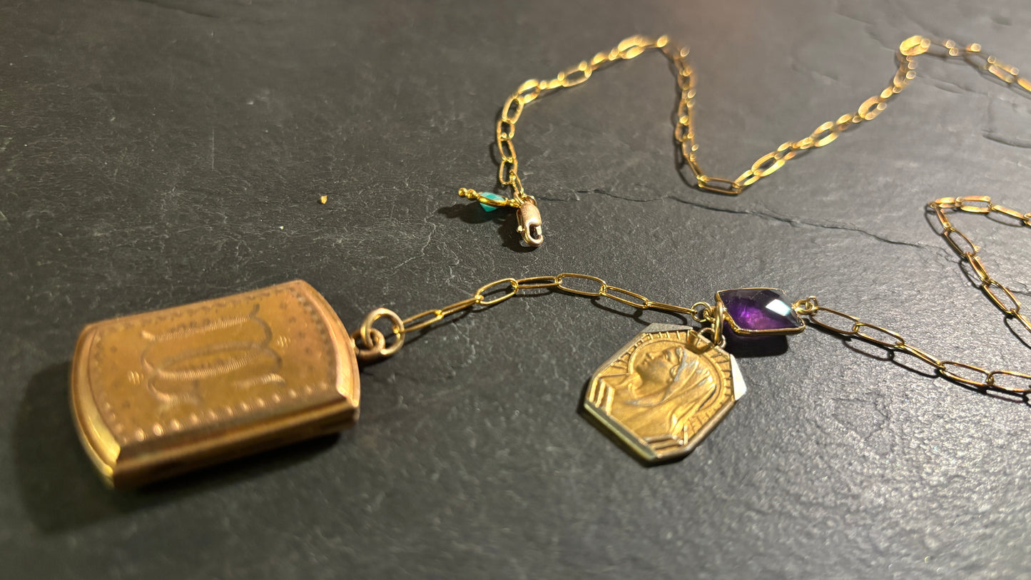 Collier lasso , améthyste et médaille à secret initiales DG.