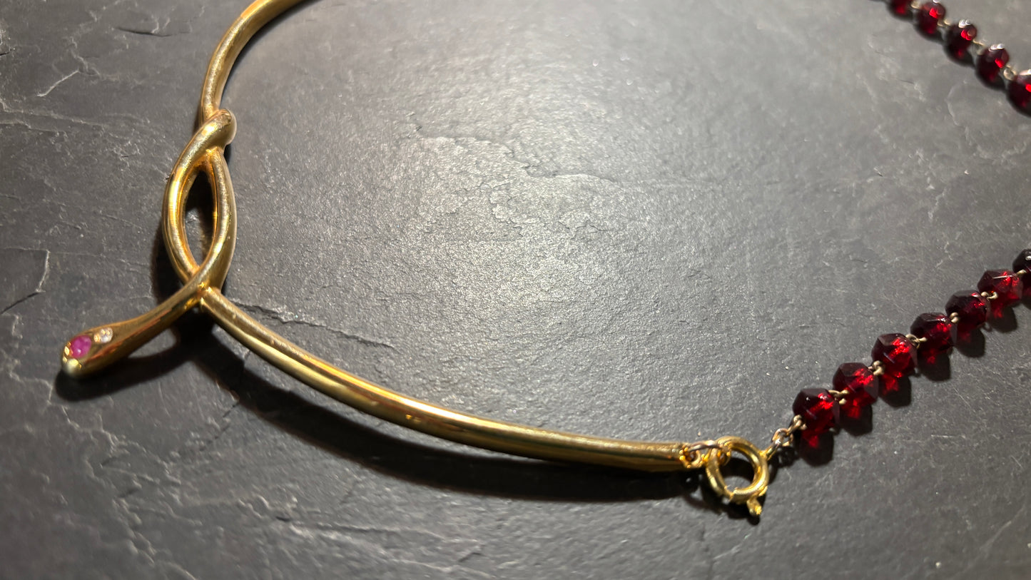 Collier chapelet rouge et torque au serpent