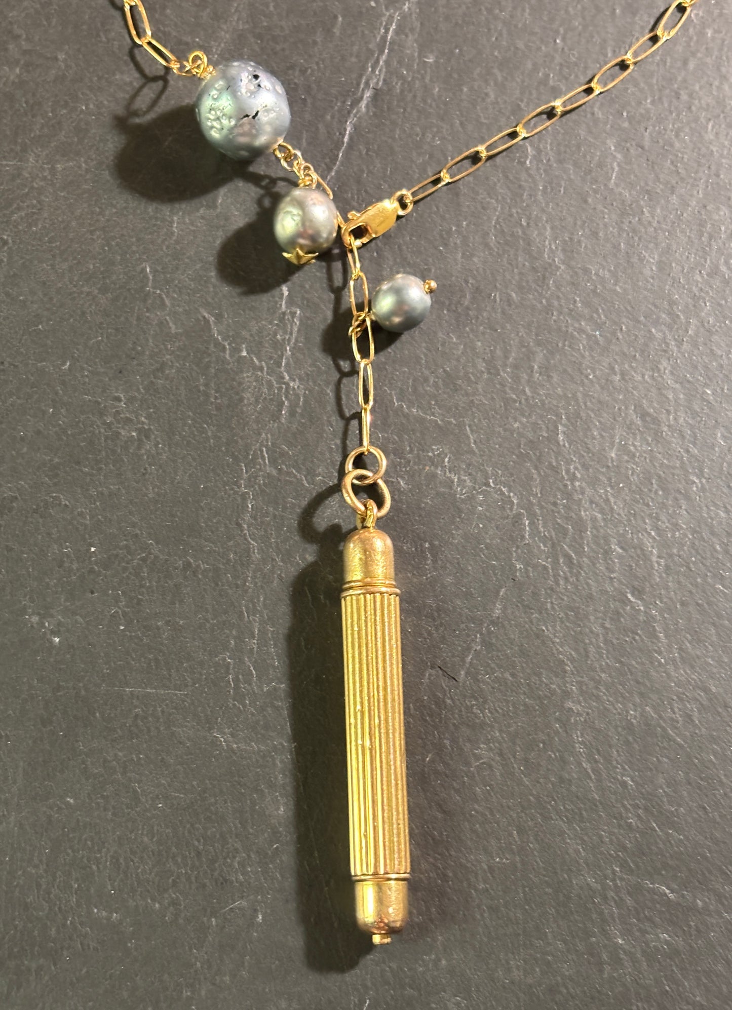 Collier lasso, perles grises, et crayon de bal