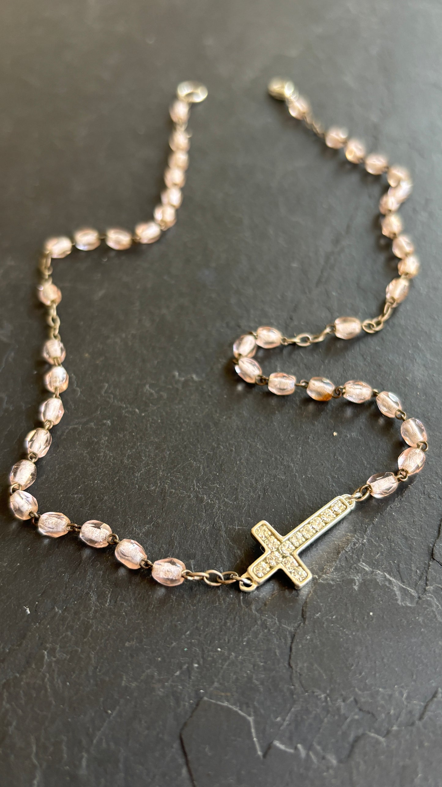 Collier chapelet rose pale et croix strassée - blissparis