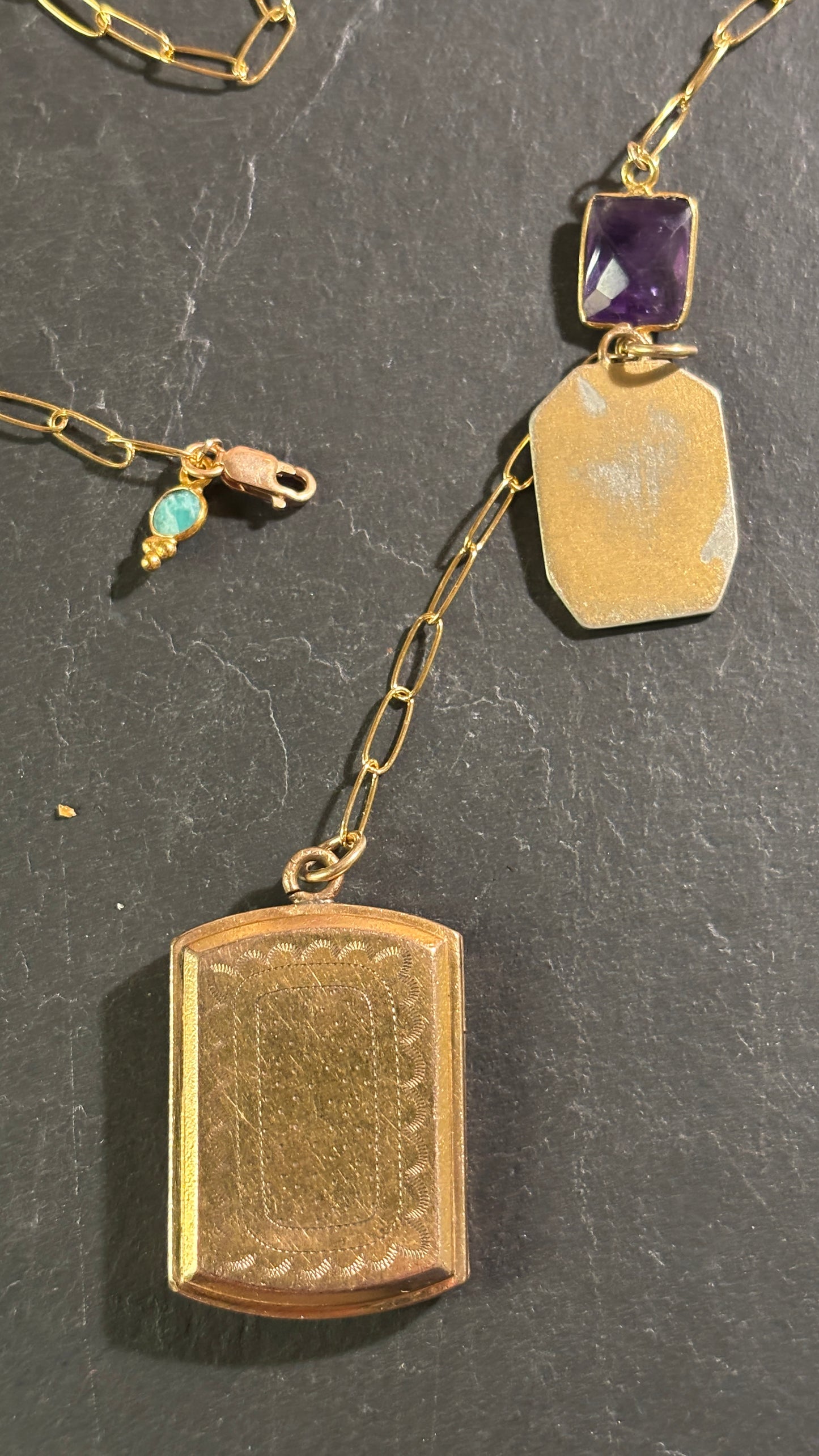 Collier lasso , améthyste et médaille à secret initiales DG.