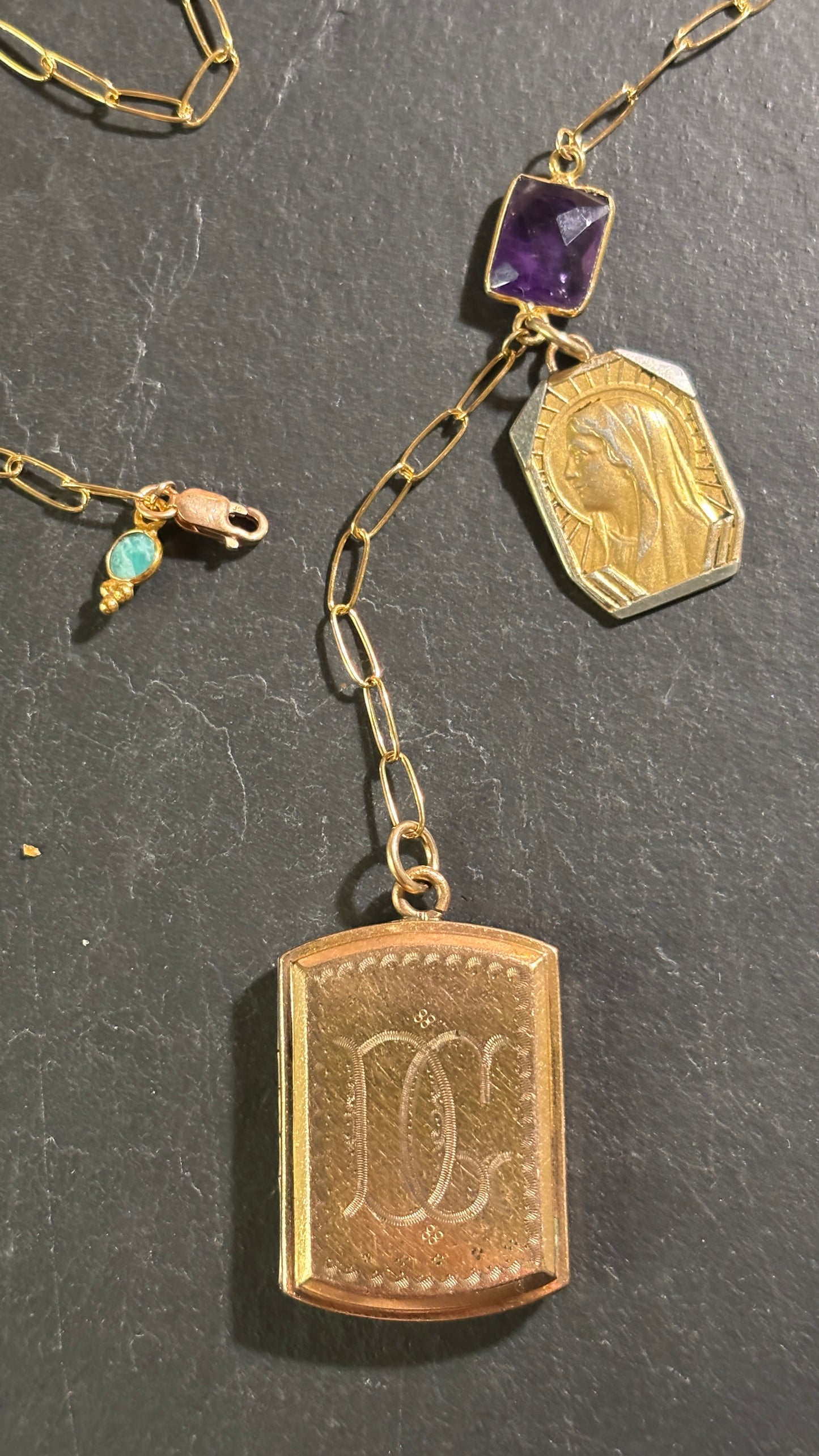 Collier lasso , améthyste et médaille à secret initiales DG.