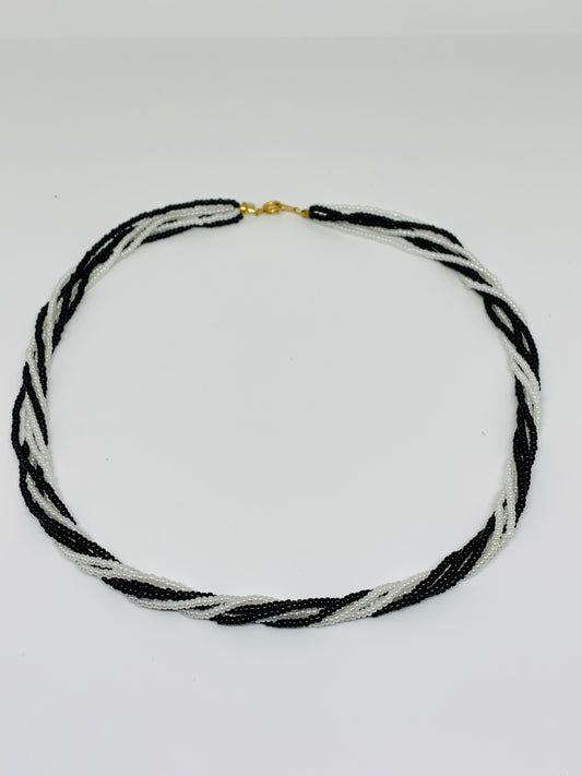 Collier torsadé en perles de verre noires et blanches , Vintage 80’s.