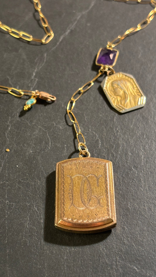Collier lasso , améthyste et médaille à secret initiales DG.