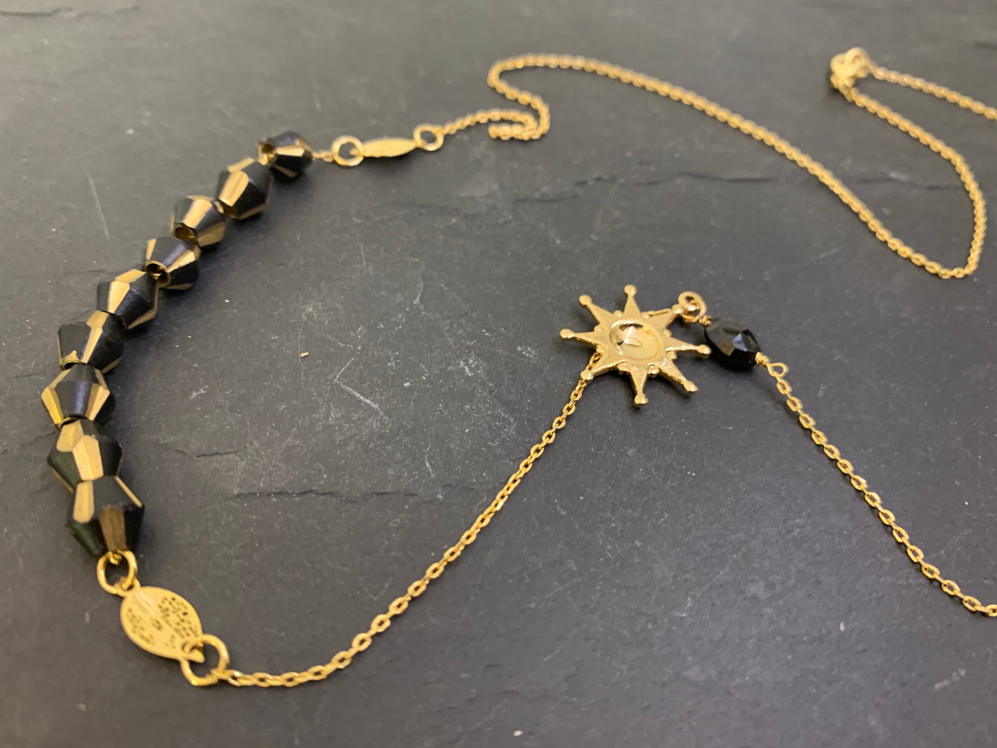Collier chaîne fine, grenat et perles laquées noires - blissparis