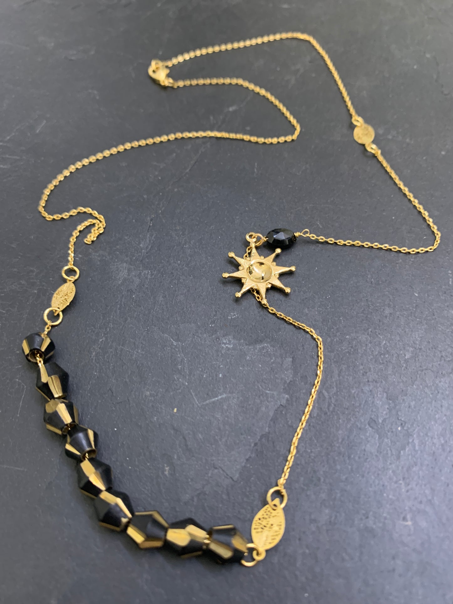 Collier chaîne fine, grenat et perles laquées noires