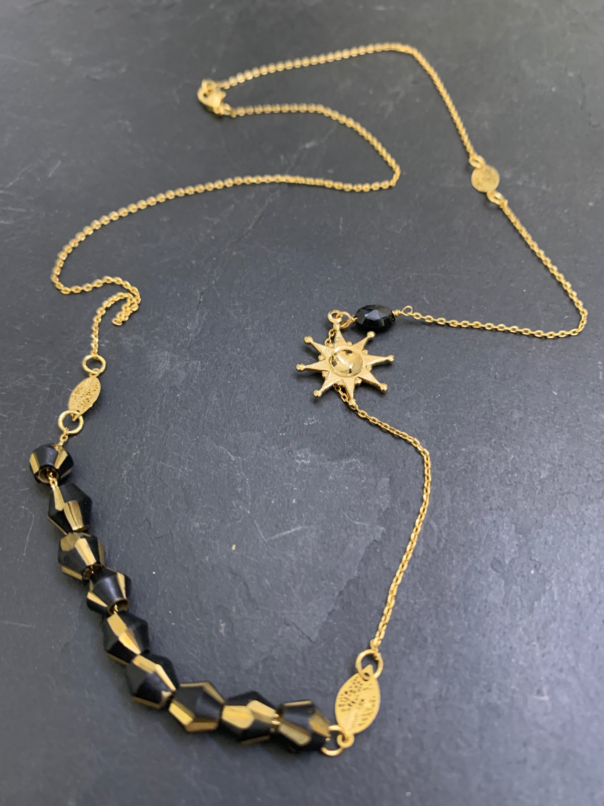 Collier chaîne fine, grenat et perles laquées noires - blissparis