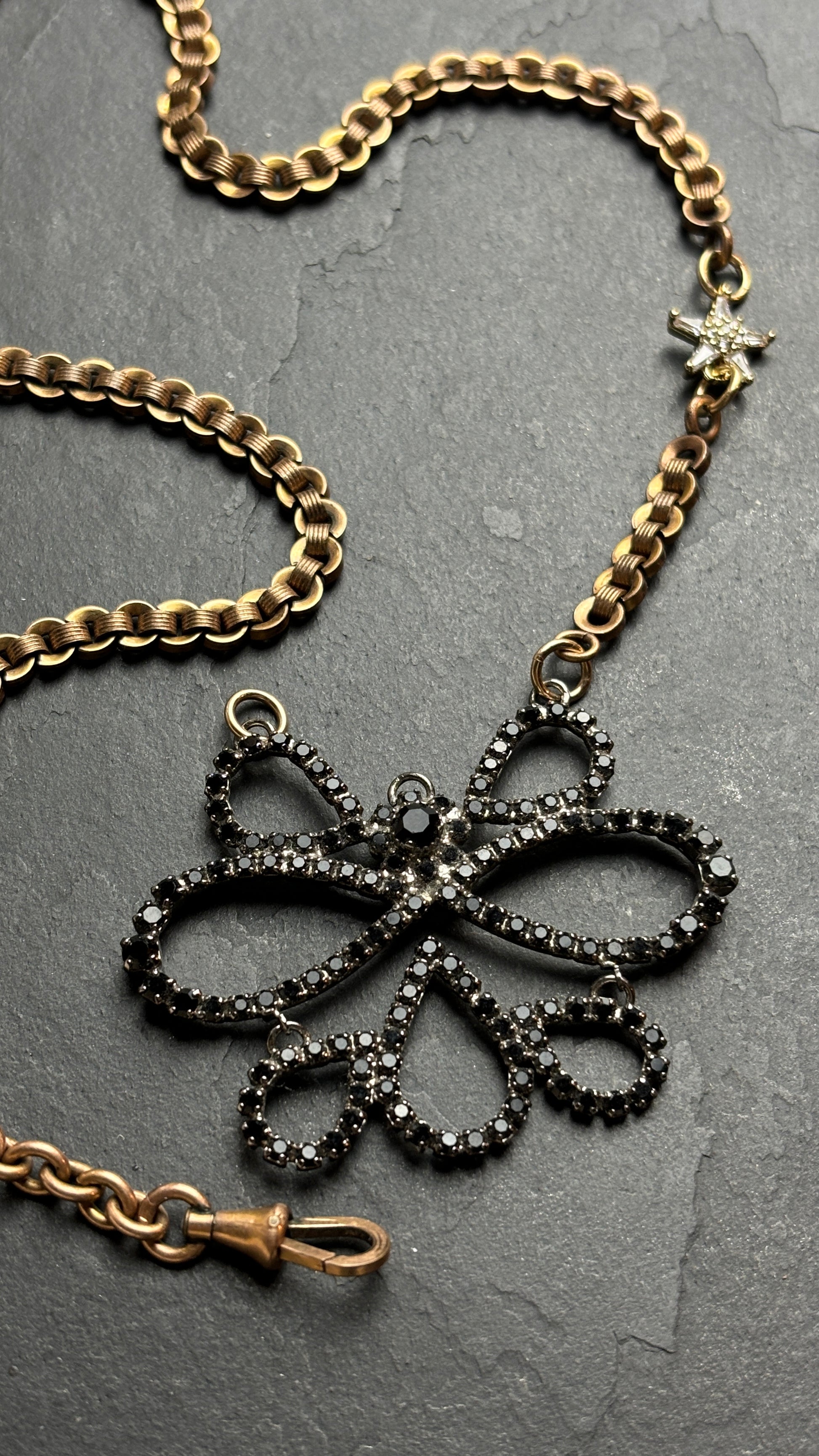 Collier chaîne de montre et noeud en strass noir - blissparis