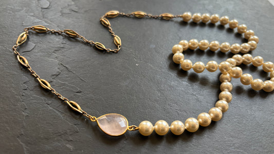 Sautoir en perles, chaîne de montre et quartz rose