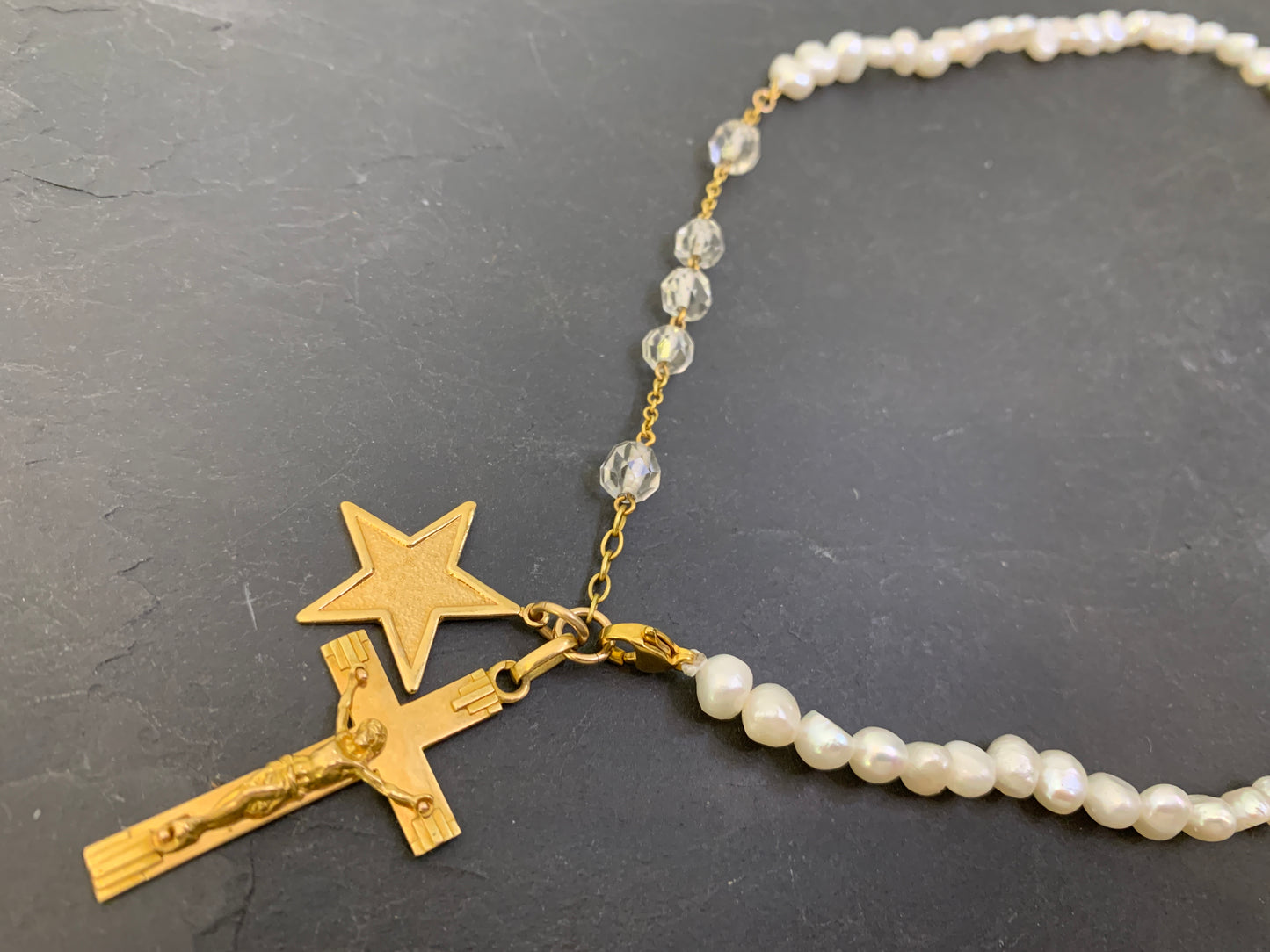 Collier de perles baroques, chapelet et étoile