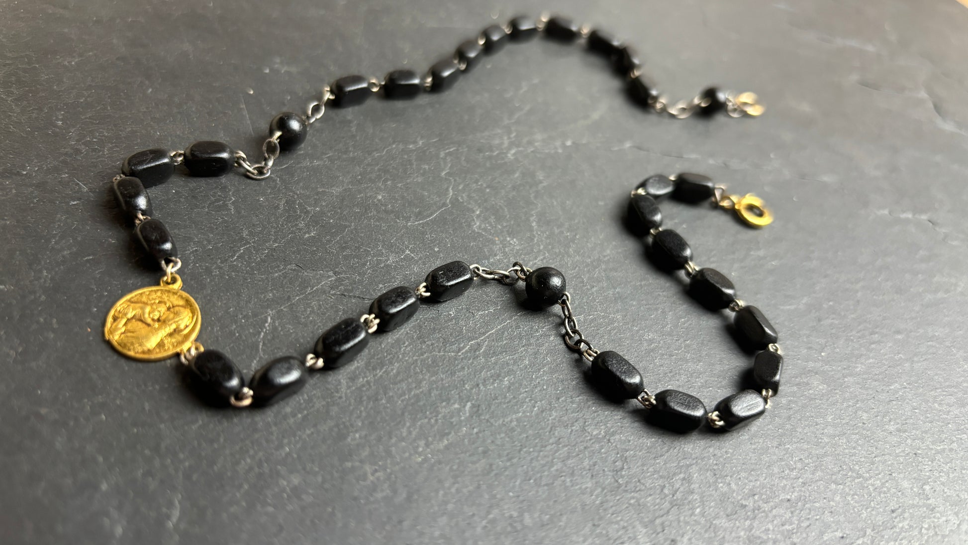 Collier chapelet noir et Vierge - blissparis