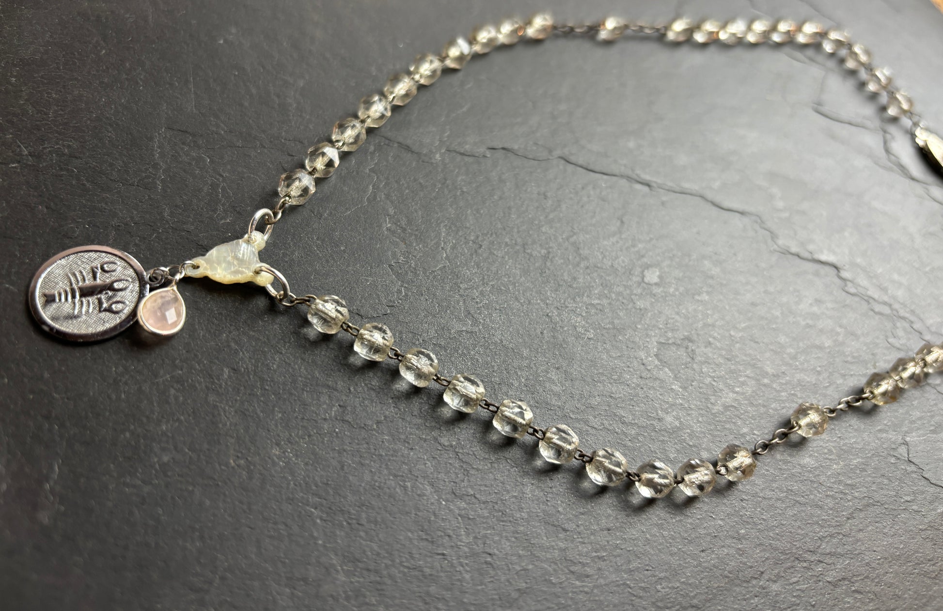 SCORPION . Collier chapelet , nacre et quartz rose - blissparis