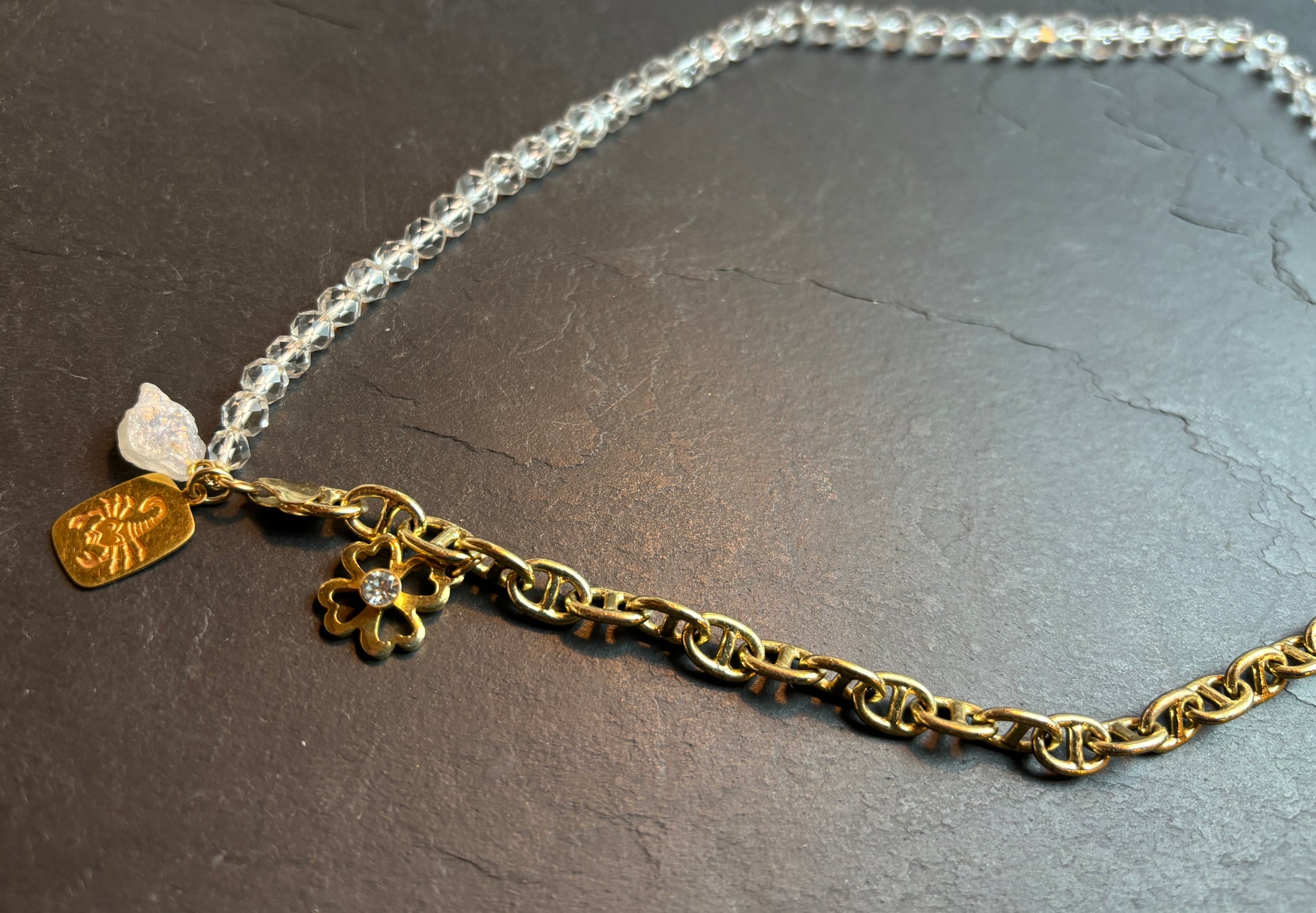 SCORPION . Collier perles de cristal et chaîne - blissparis