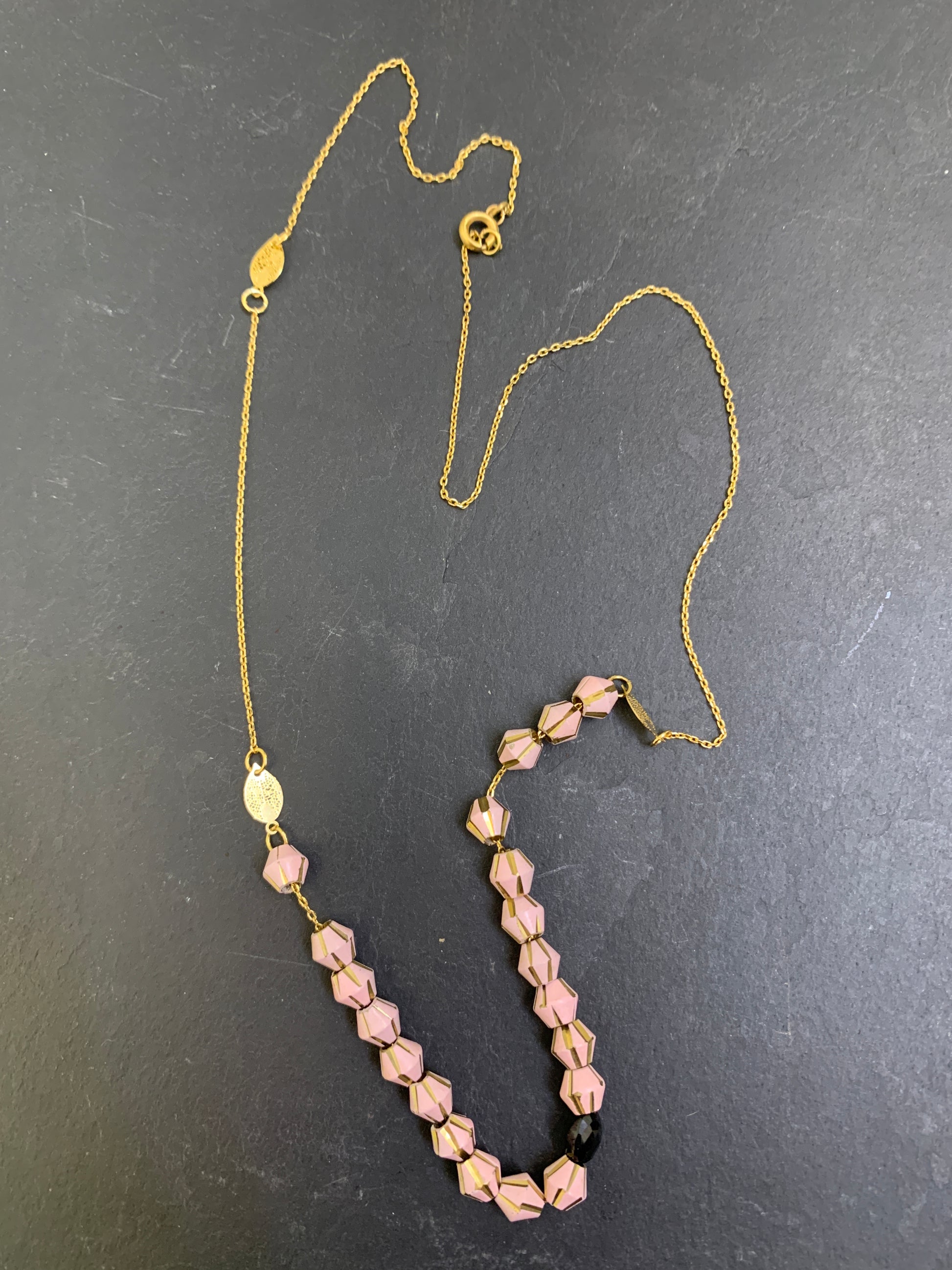 Collier chaîne fine, grenat et perles upcyclées - blissparis