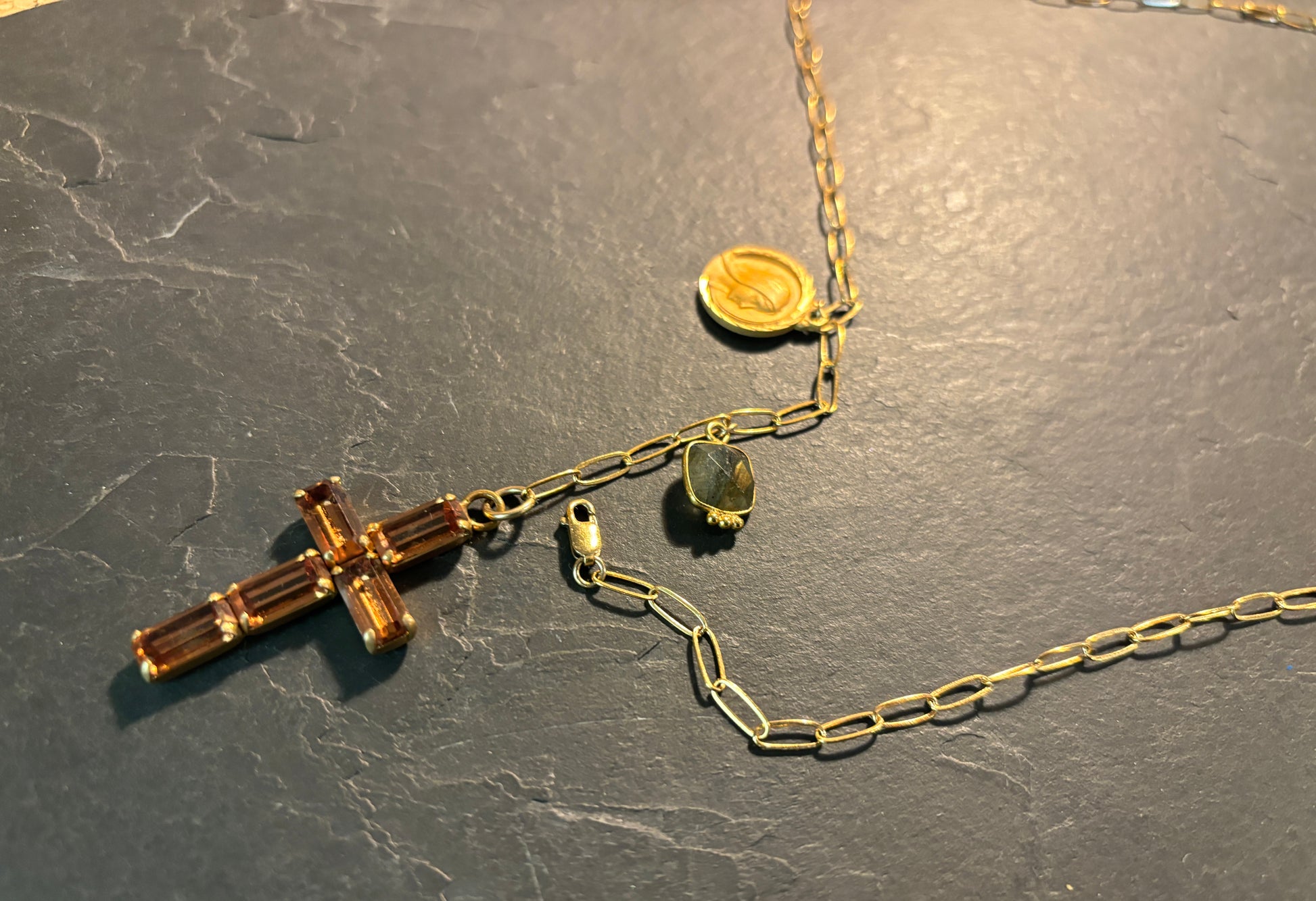 Collier lasso Croix en strass et Labradorite - blissparis