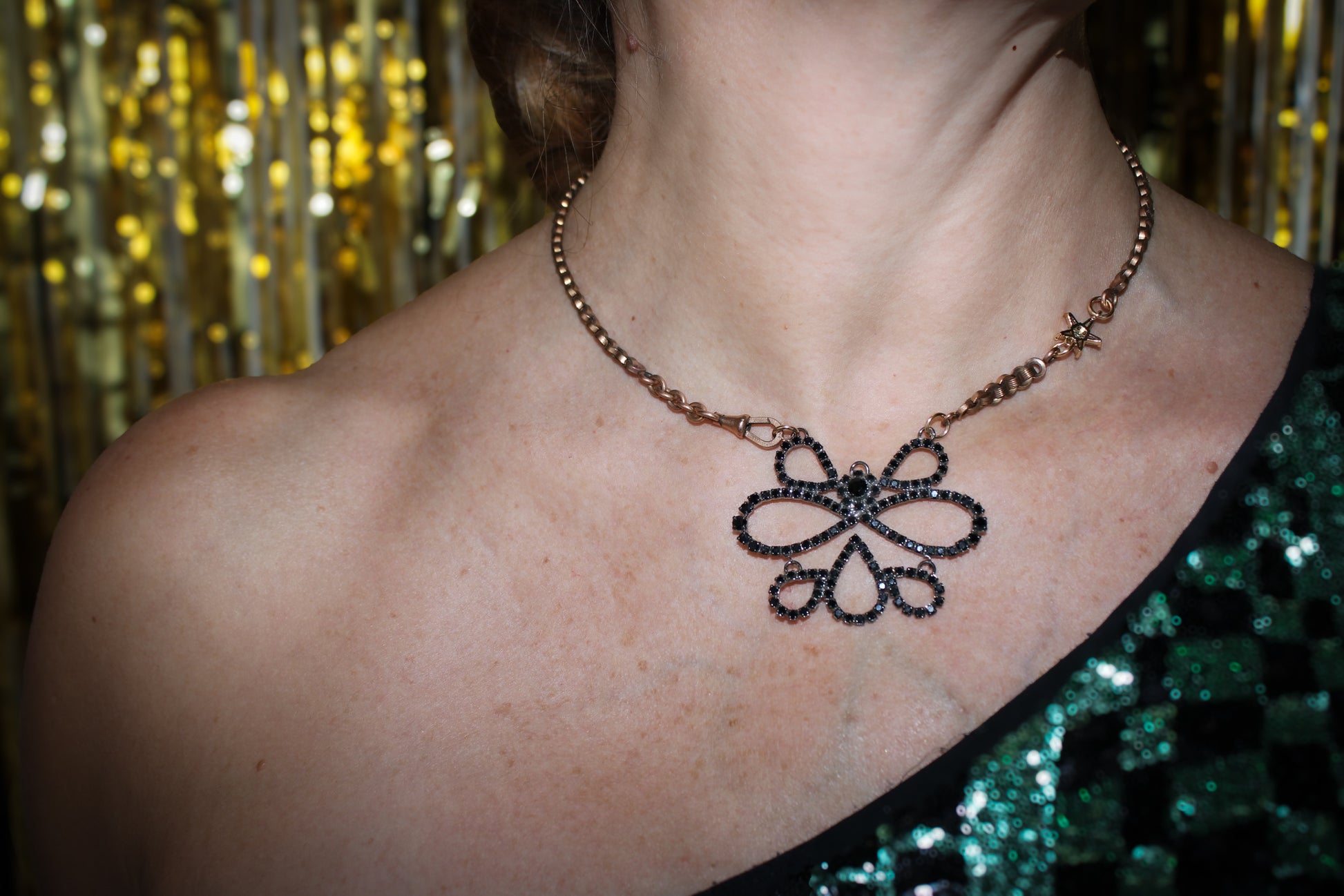 Collier chaîne de montre et noeud en strass noir - blissparis
