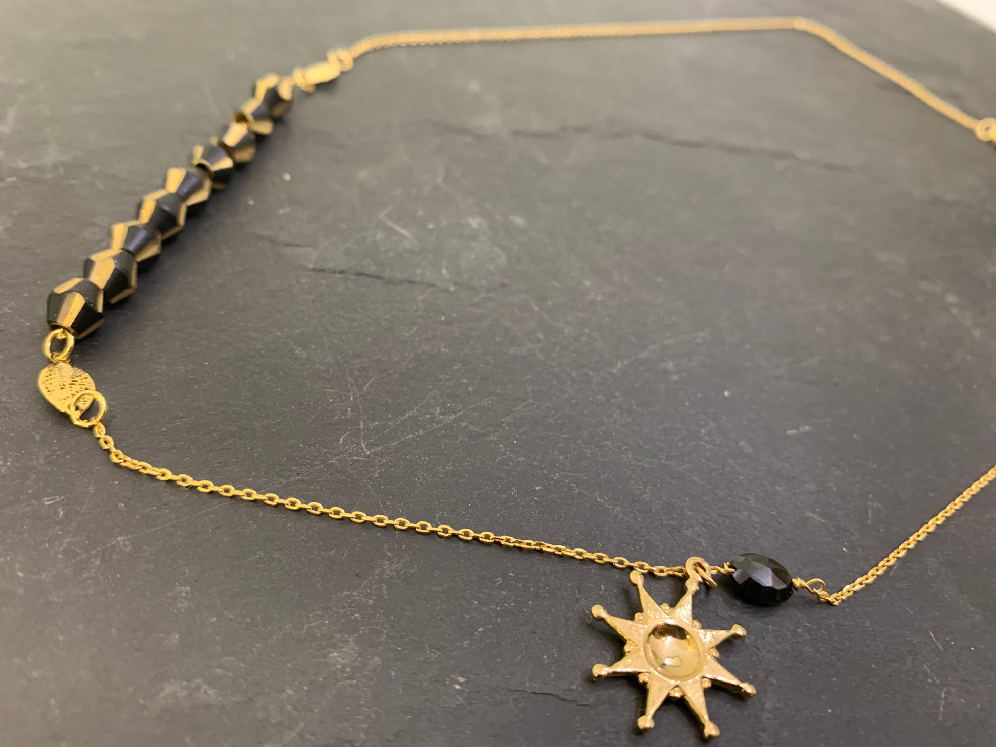 Collier chaîne fine, grenat et perles laquées noires - blissparis