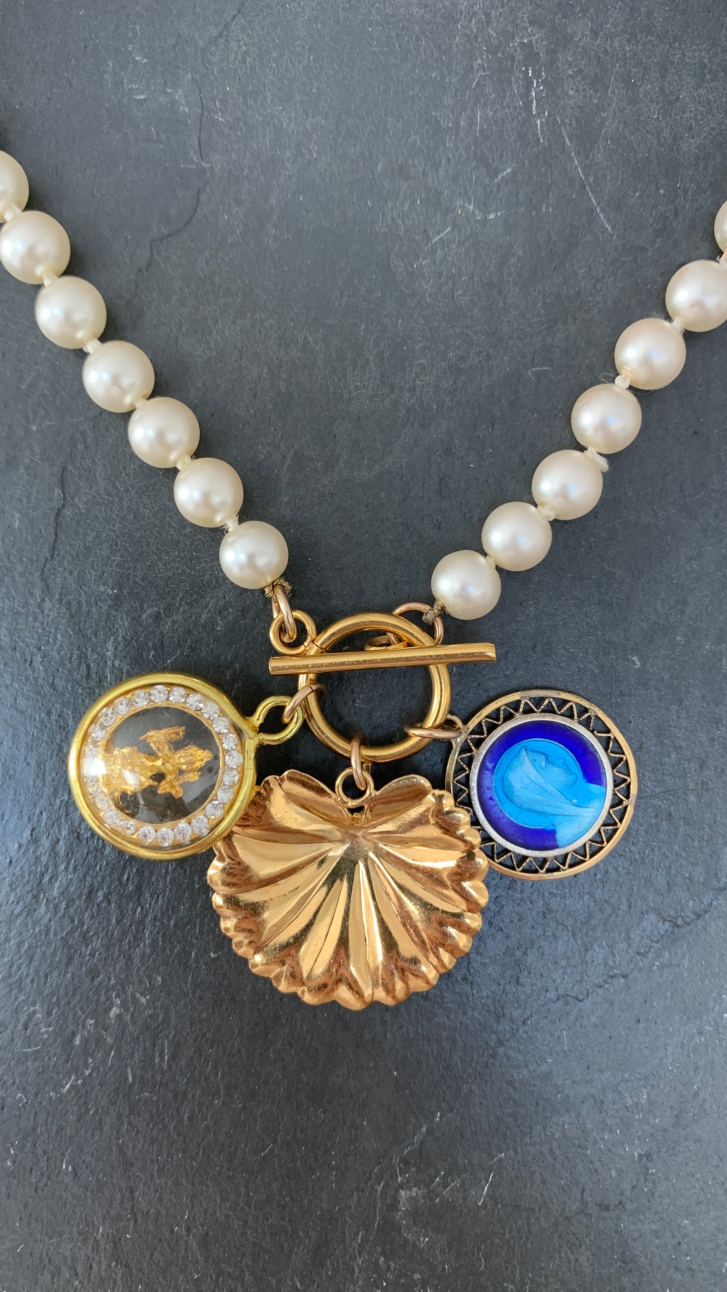 Collier de perles , Vierge émaillée et Bhrama