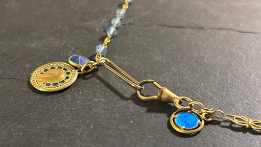 Collier chaîne ouvragée, chapelet bleu et médailles émaillées