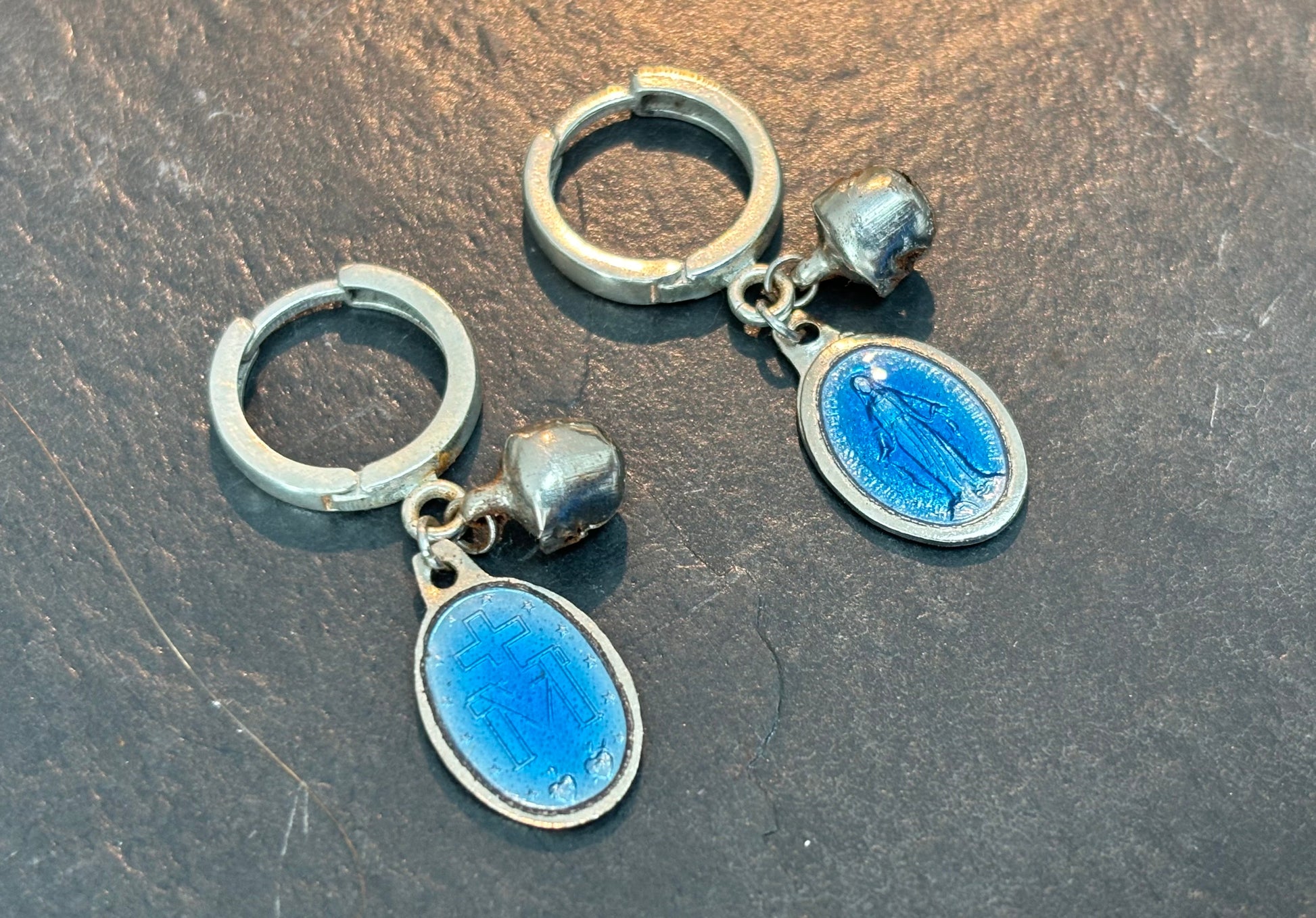 Mini créoles argent et médailles - blissparis