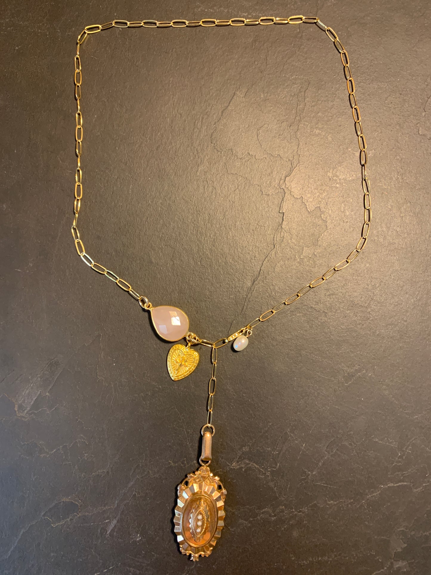 Collier goldfilled , ex-voto, quartz rose et médaillon à secret ancien