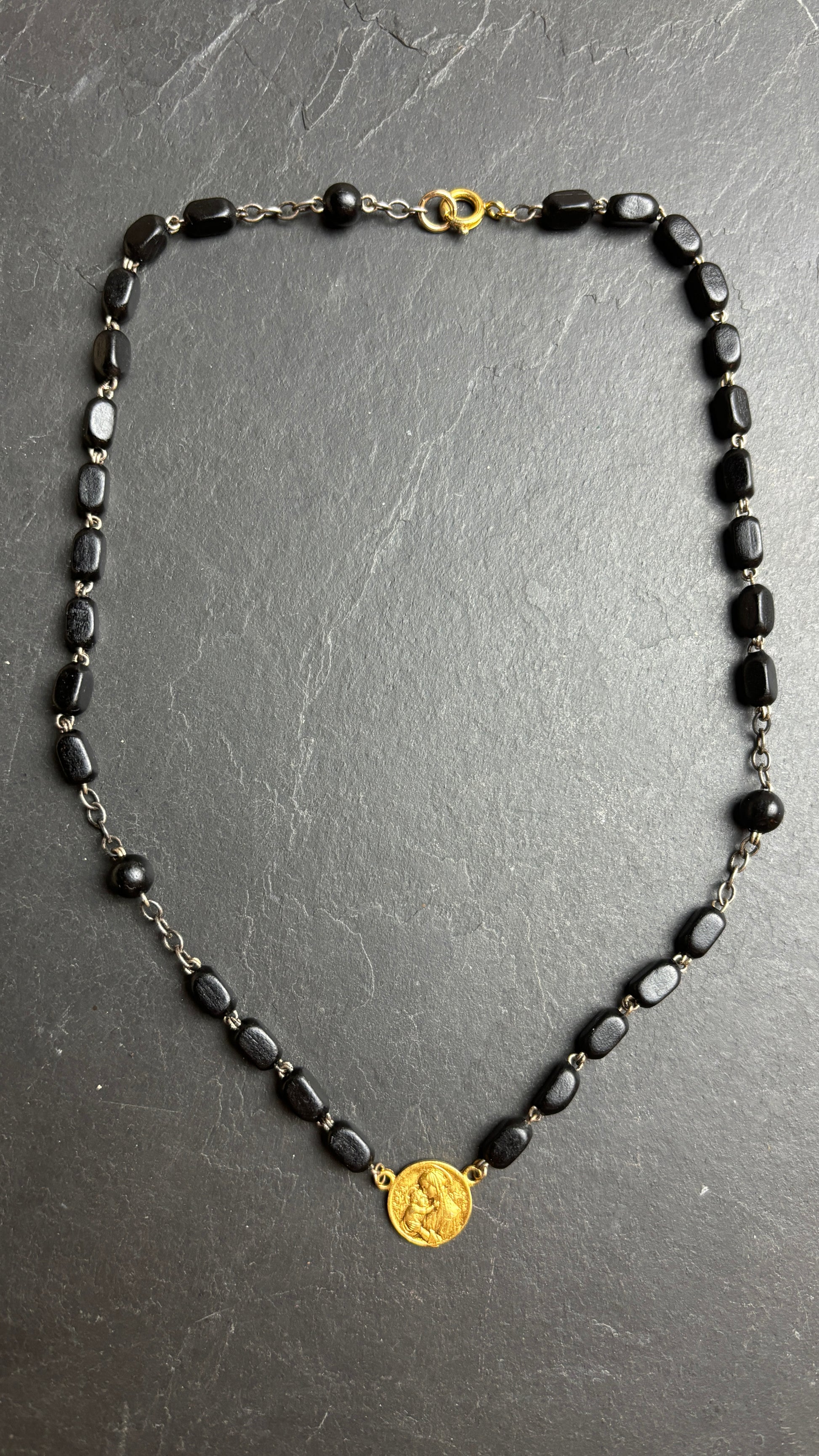 Collier chapelet noir et Vierge - blissparis