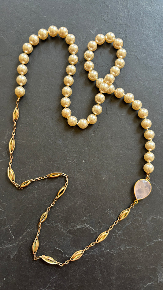 Sautoir en perles, chaîne de montre et quartz rose