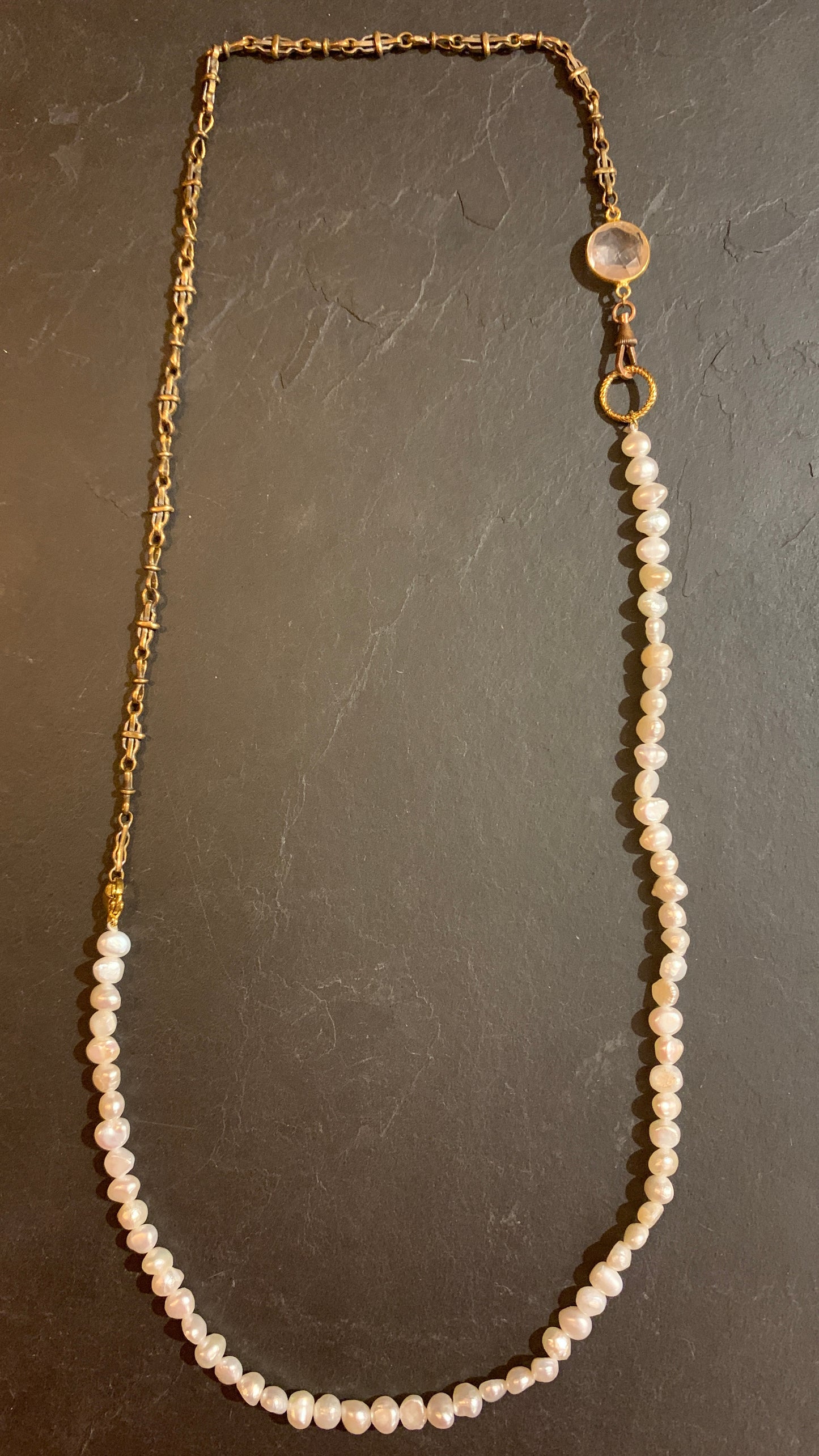 Sautoir en perles, quartz et chaîne de montre.