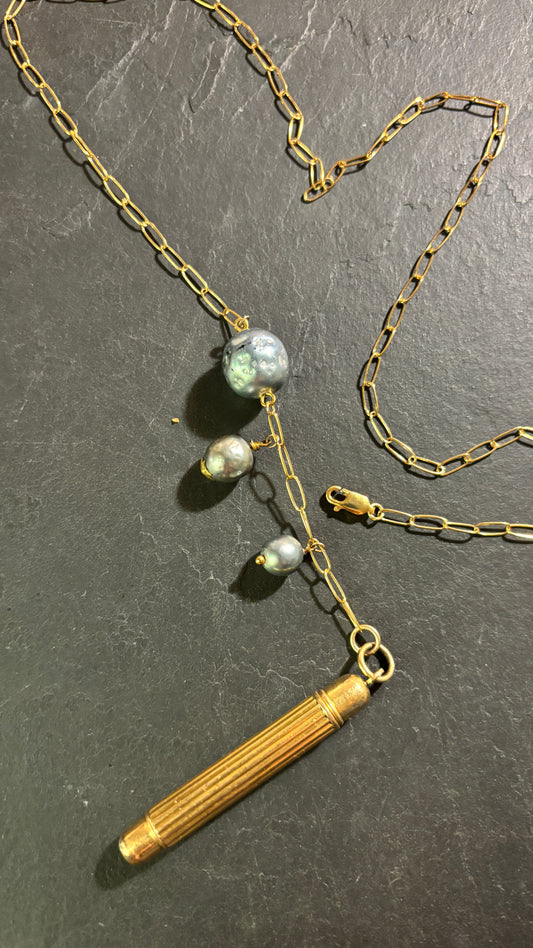 Collier lasso, perles grises, et crayon de bal