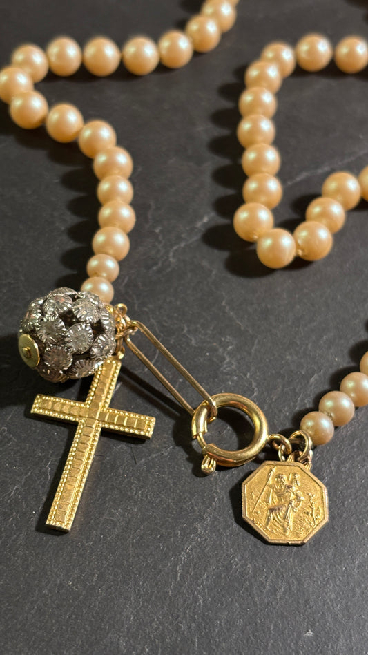 Collier de perles , strass , croix et médaille de st Christophe