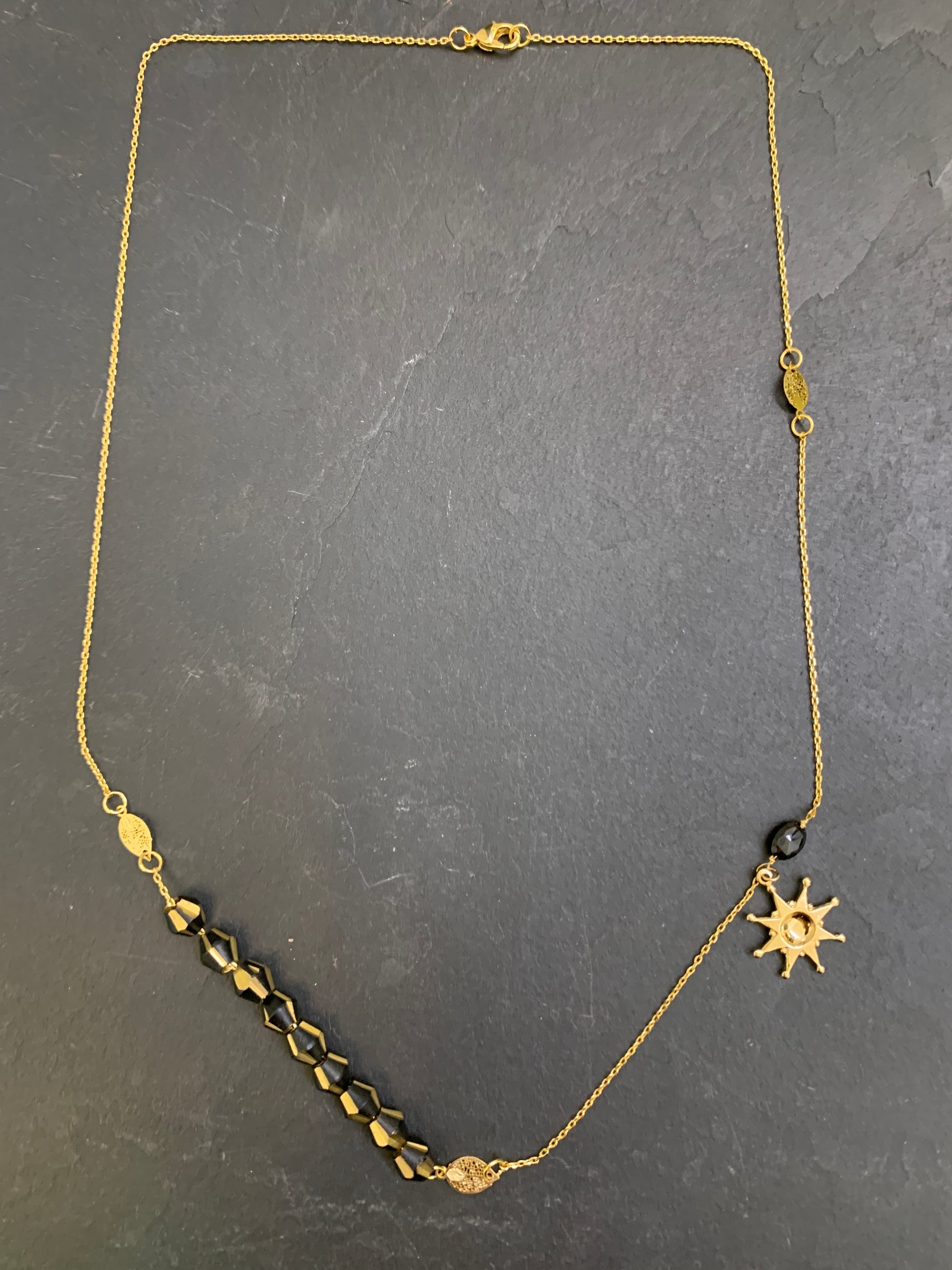 Collier chaîne fine, grenat et perles laquées noires - blissparis