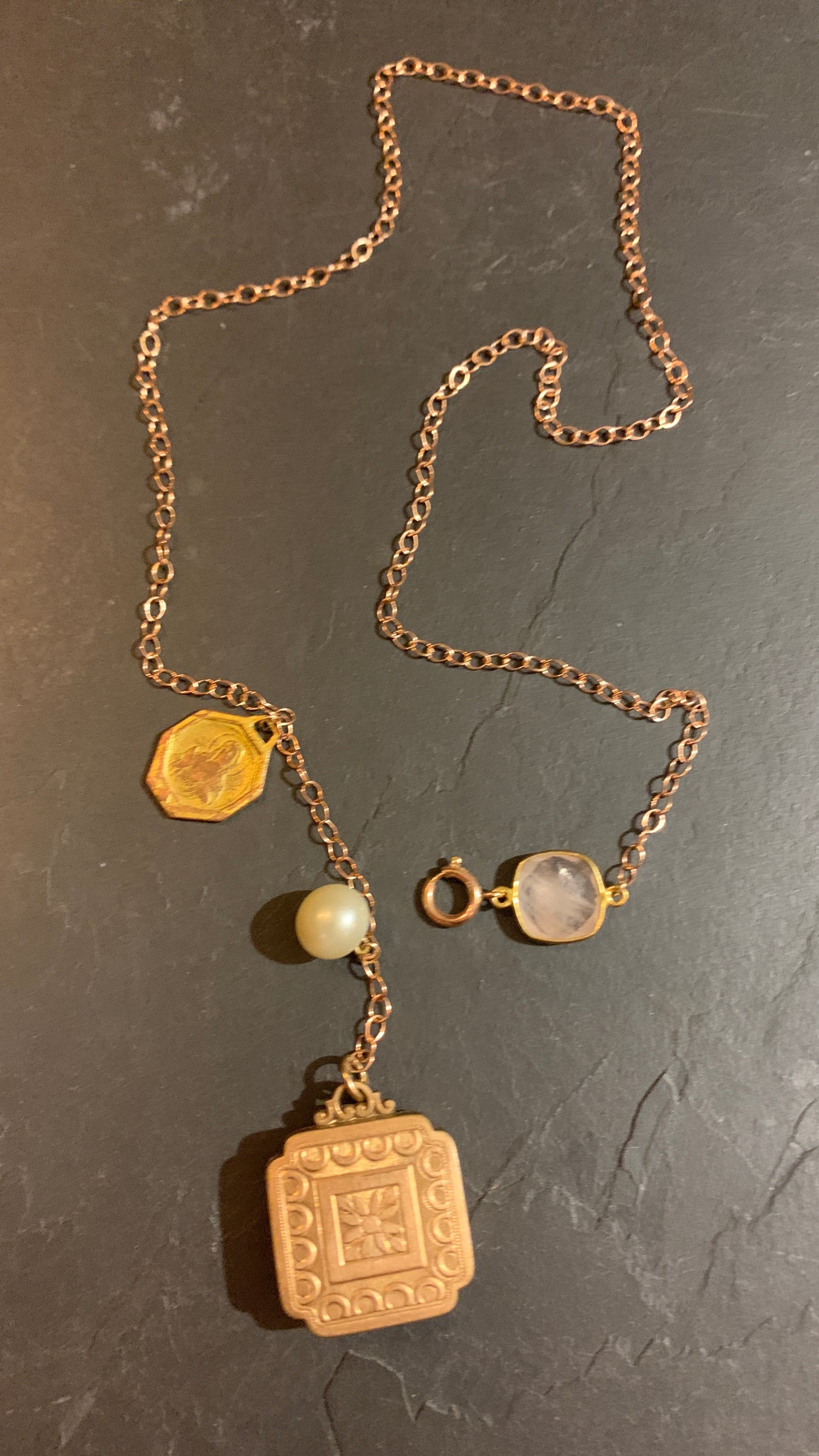 Collier médaillon années 20, quartz rose et médaille de Jesus