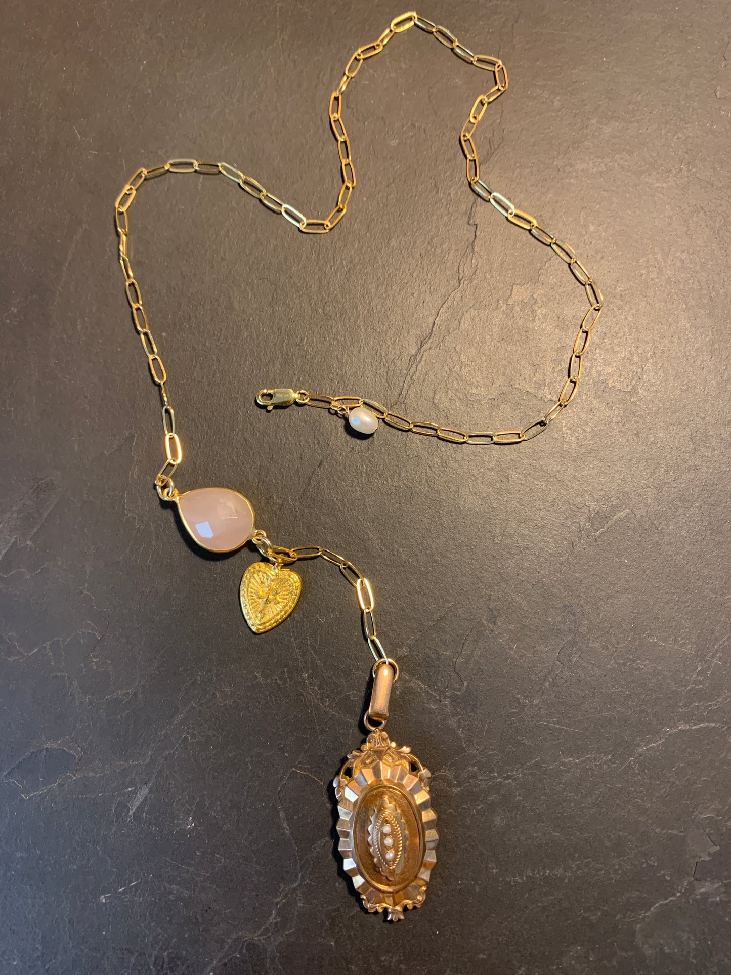Collier goldfilled , ex-voto, quartz rose et médaillon à secret ancien