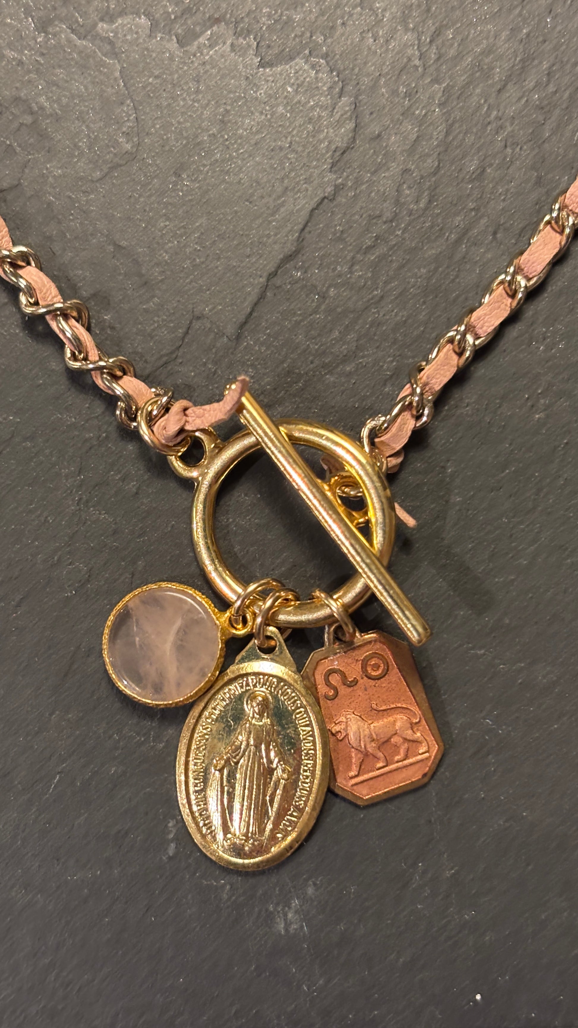 LION. Collier chaîne et cuir rose, quartz et médailles - blissparis