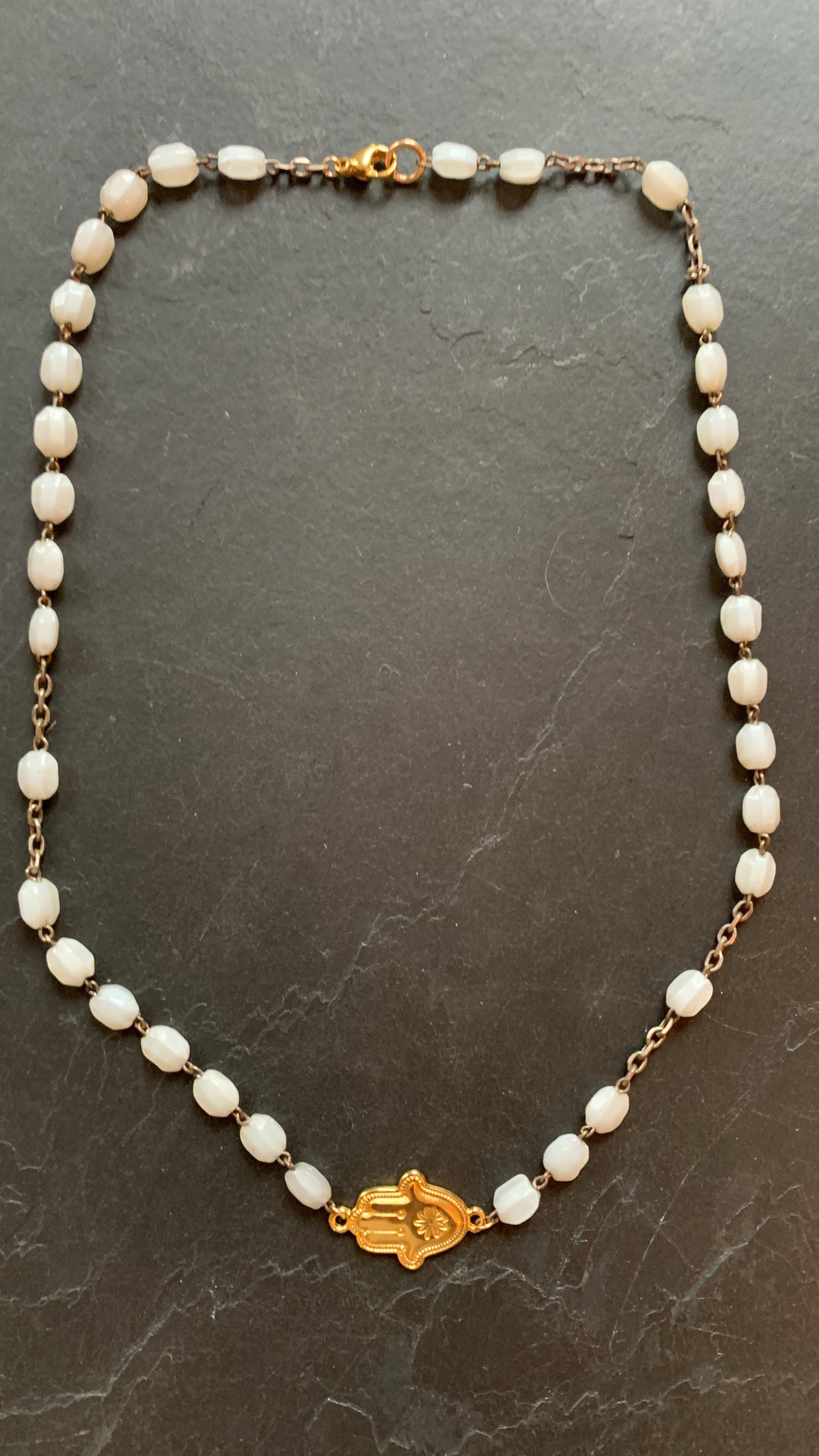 Collier chapelet blanc et Khamsa - blissparis