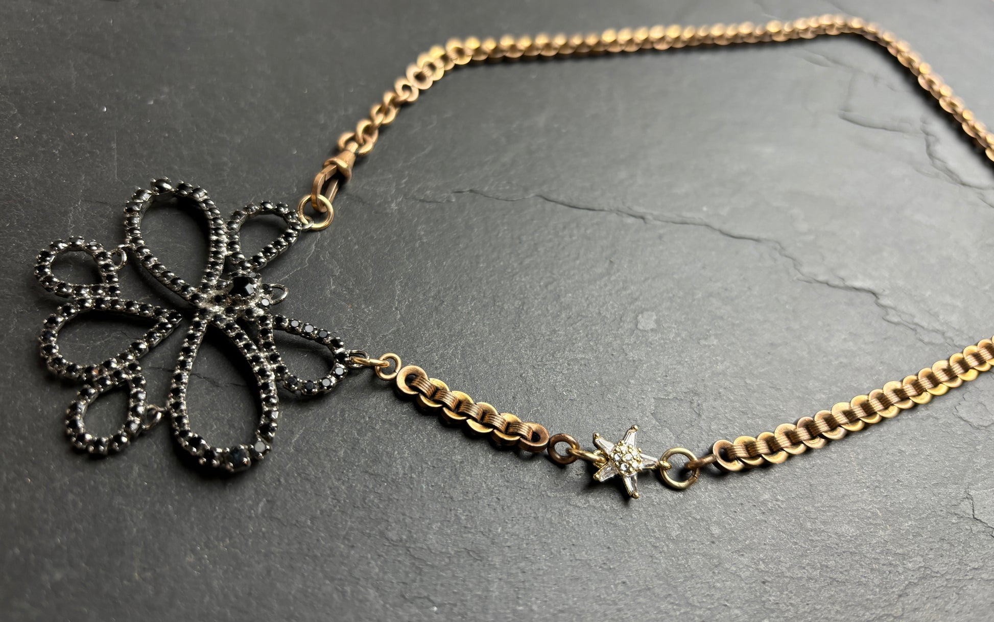 Collier chaîne de montre et noeud en strass noir - blissparis