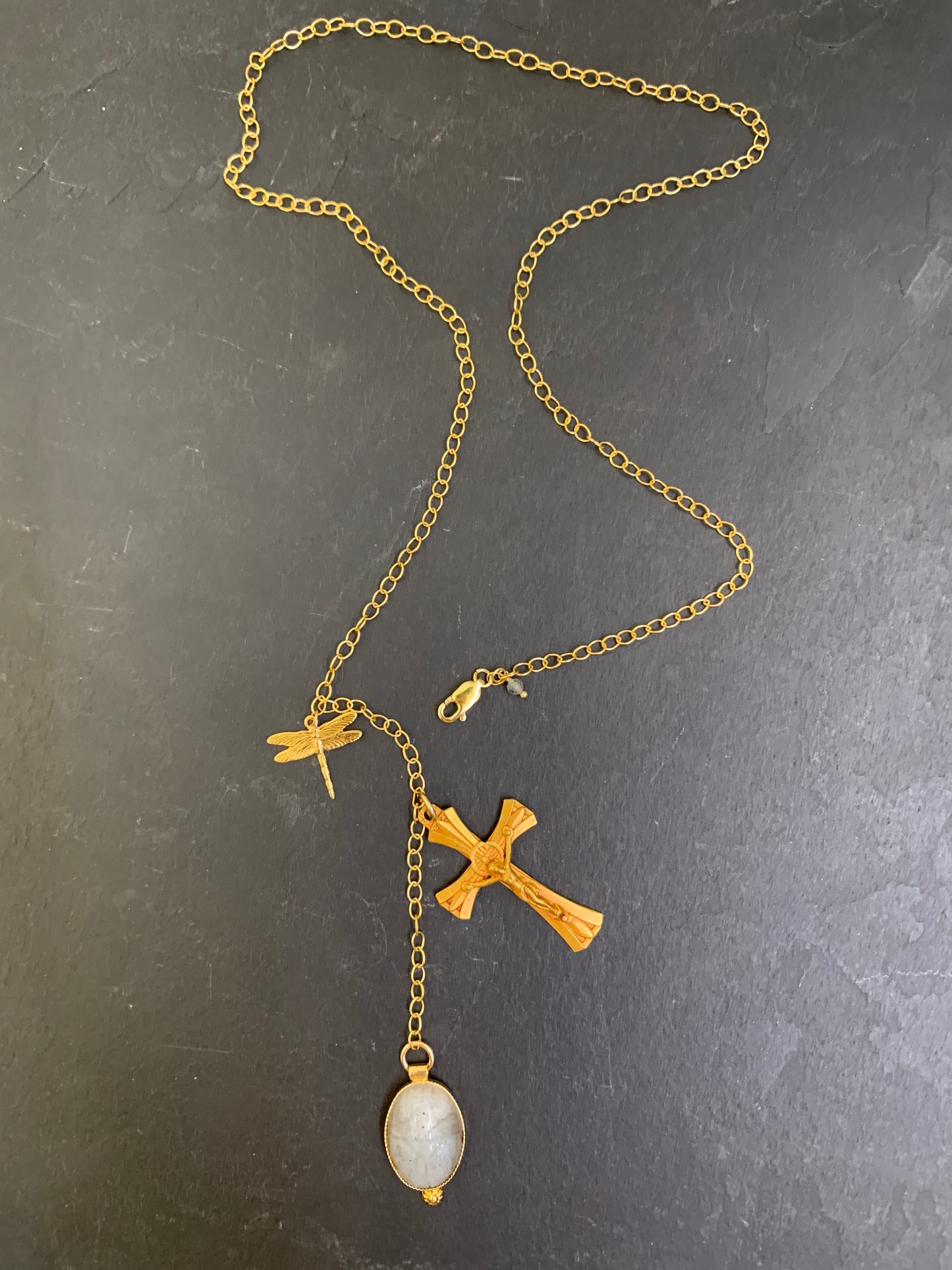 Collier scarabée d’agate, libellule et croix de chapelet