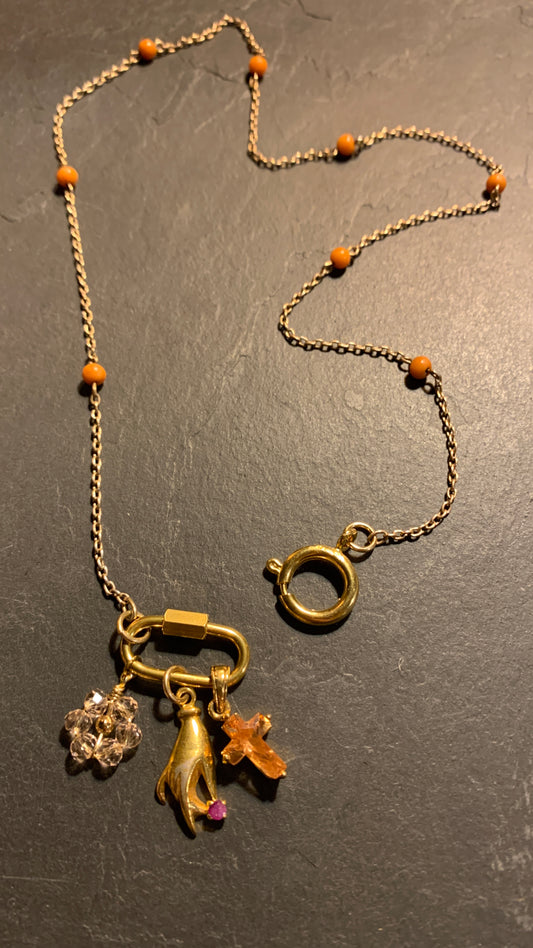 Collier chaîne corail, main et croix anciennes - blissparis