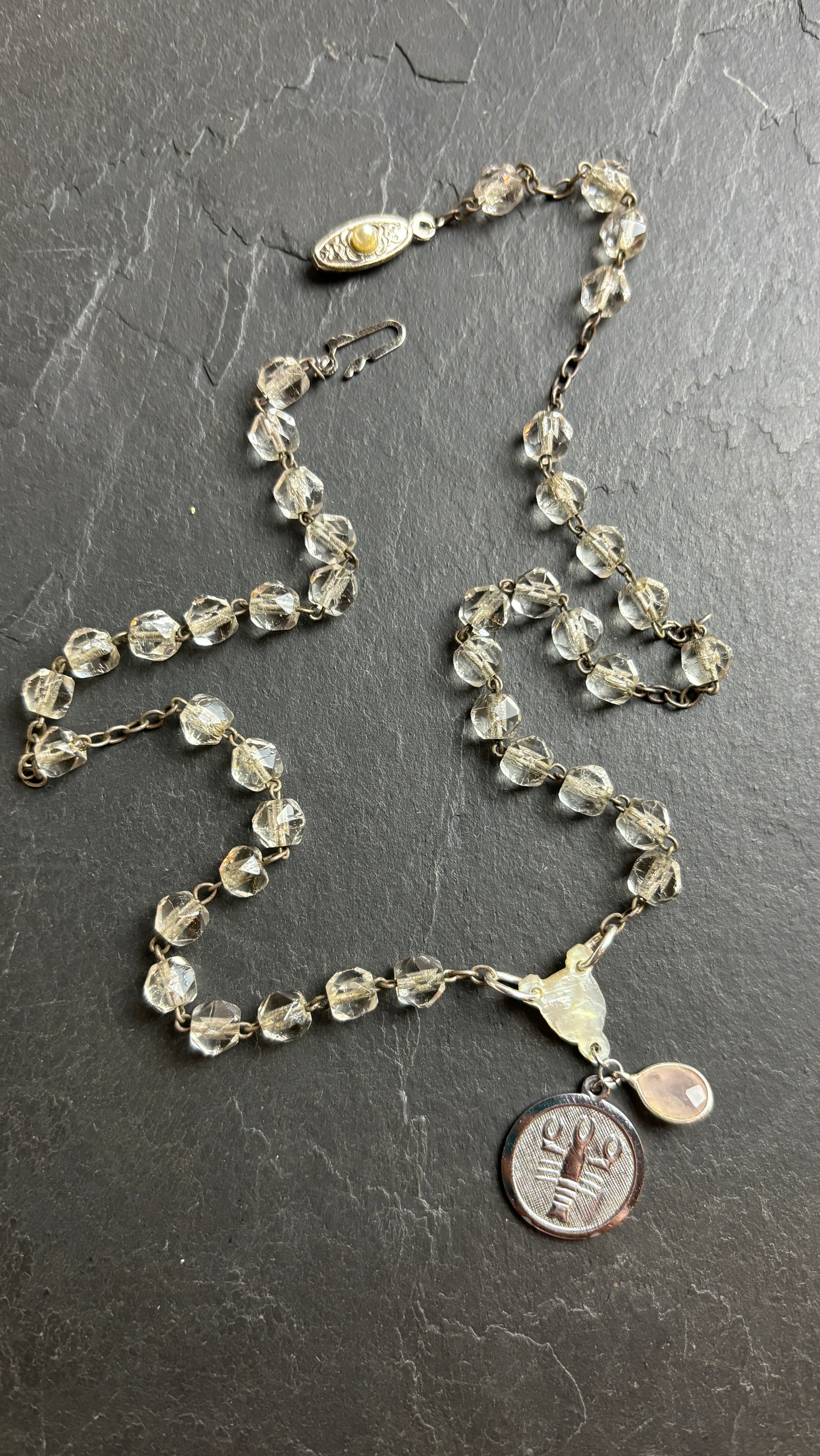 SCORPION . Collier chapelet , nacre et quartz rose - blissparis
