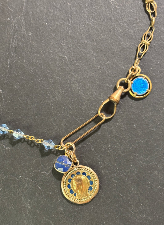 Collier chaîne ouvragée, chapelet bleu et médailles émaillées