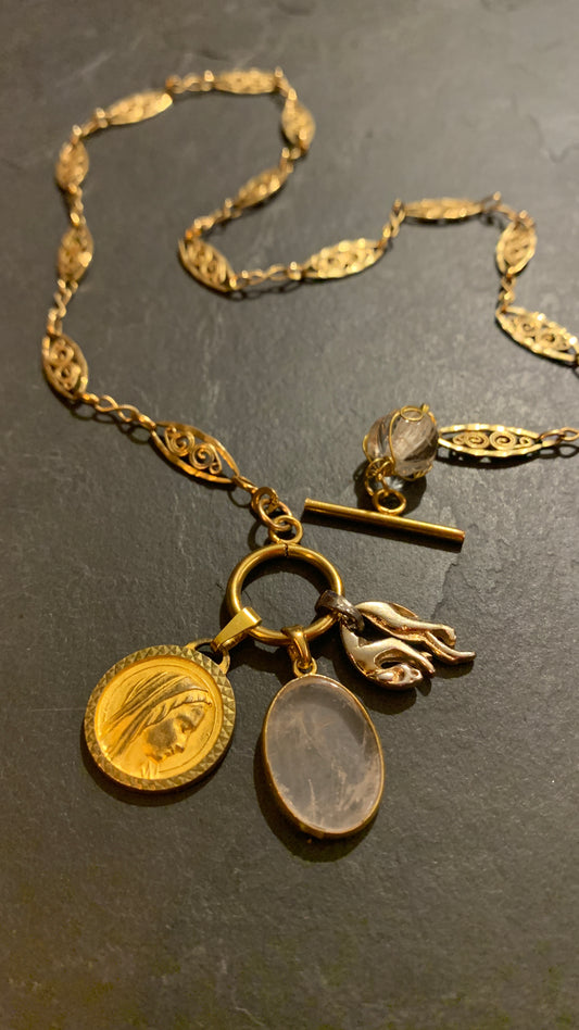 Collier filigrane, cristal de roche et médailles