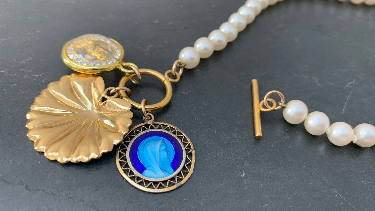 Collier de perles , Vierge émaillée et Bhrama