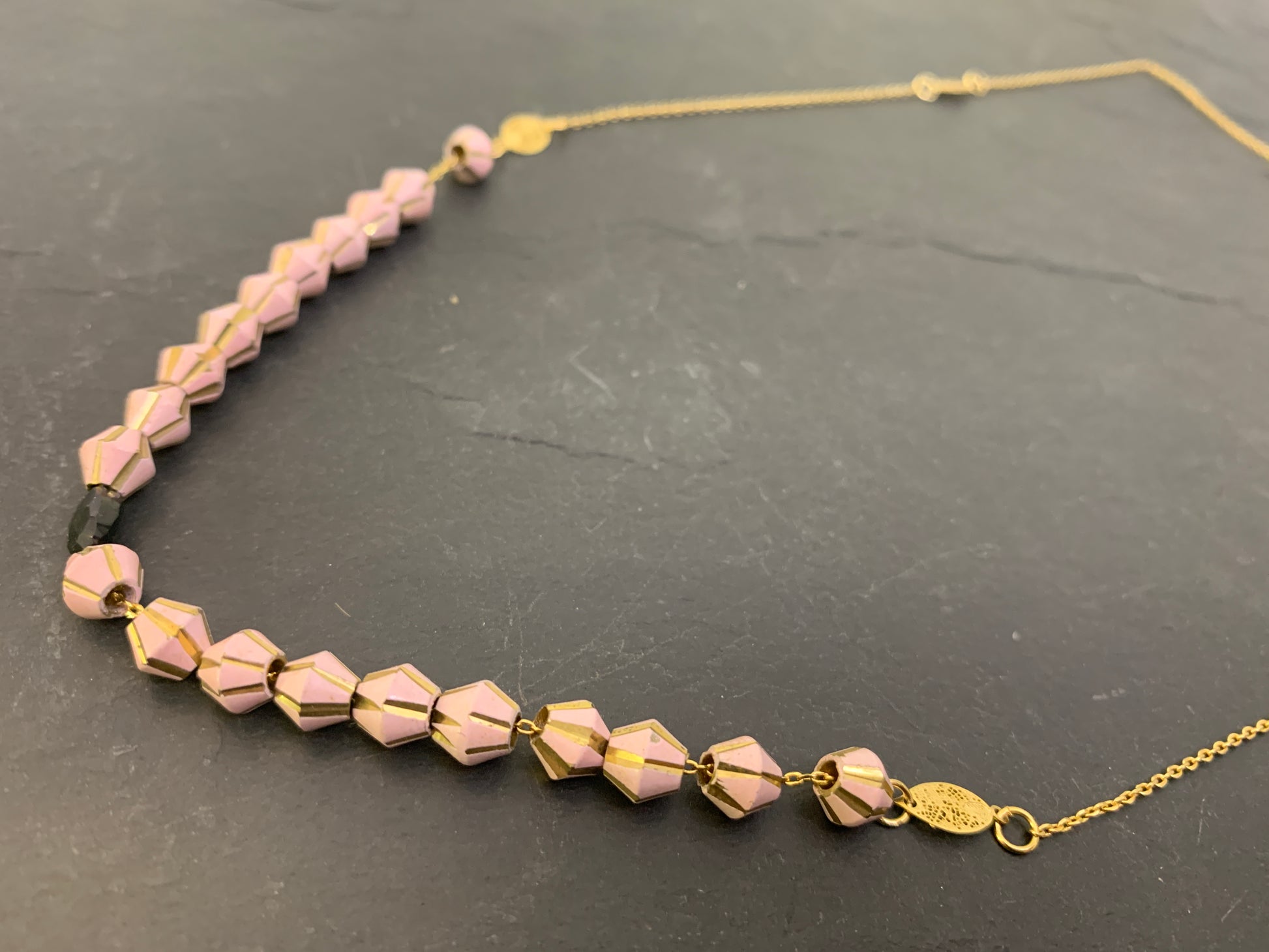 Collier chaîne fine, grenat et perles upcyclées - blissparis