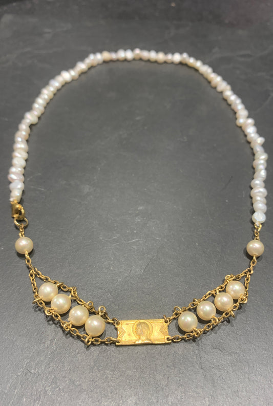Collier perles baroques et Vierge au Voile