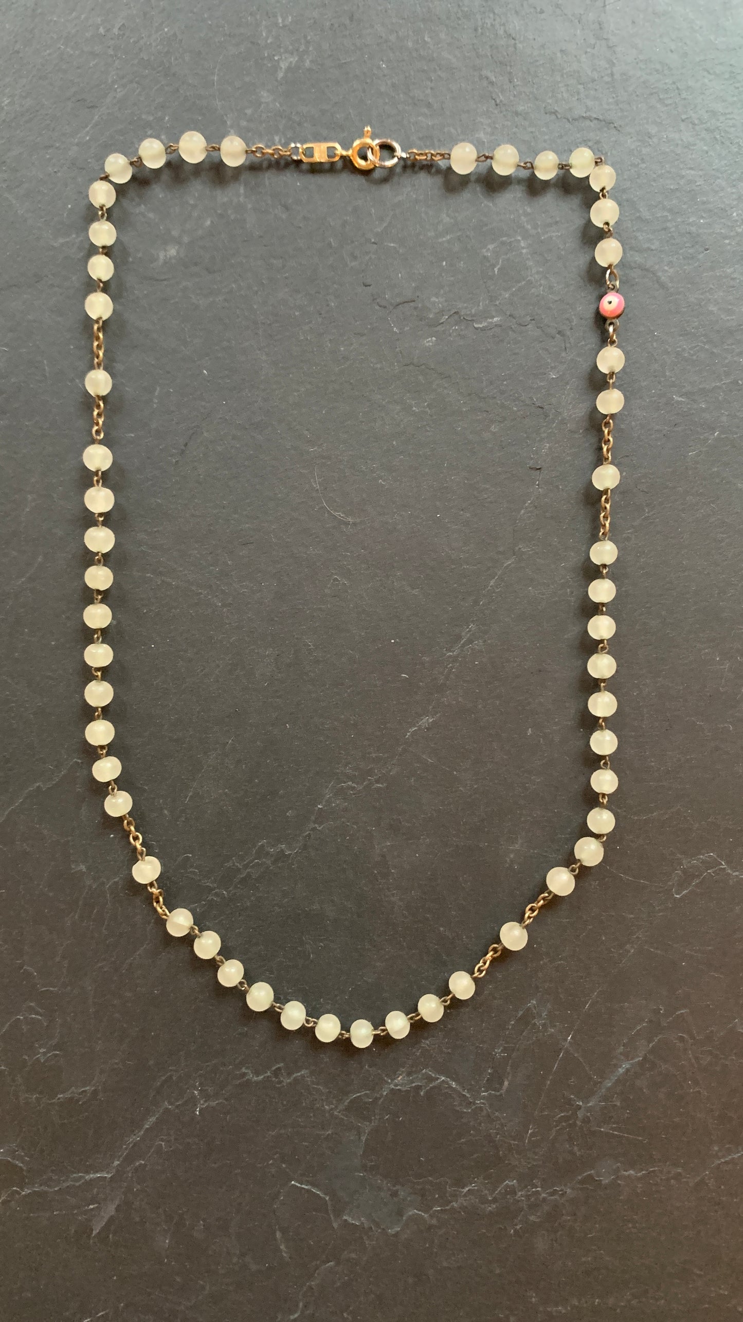 Collier chapelet perles blanches et Matiasma rose