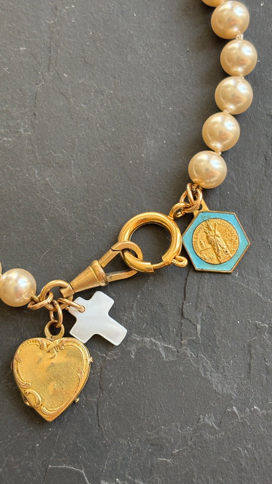 Collier de perles, cœur à secret et médaille de ND de Lachet