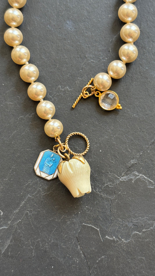 Collier de perles vintage , médaille, rose et cristal de roche