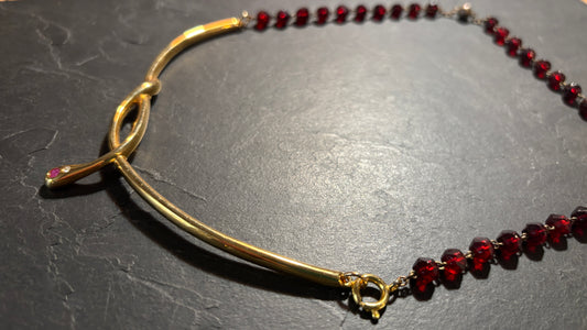 Collier chapelet rouge et torque au serpent